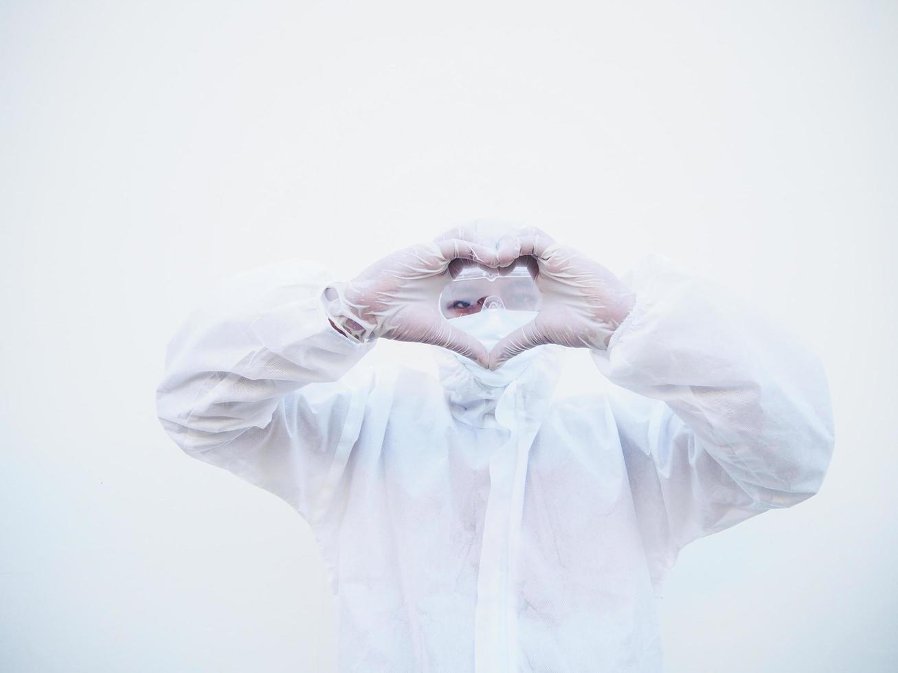 medico o scienziato nel ppe suite uniforme mostrando amore mano cartello. coronavirus o covid-19 con guardare inoltrare isolato bianca sfondo foto