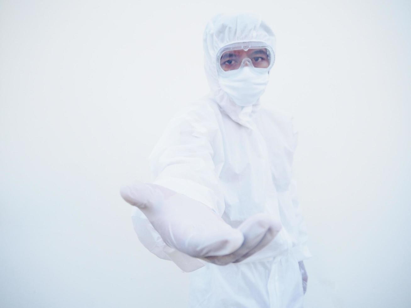 asiatico medico o scienziato nel ppe suite uniforme offerta stretta di mano come saluto e accogliente. coronavirus o covid-19 concetto isolato bianca sfondo foto