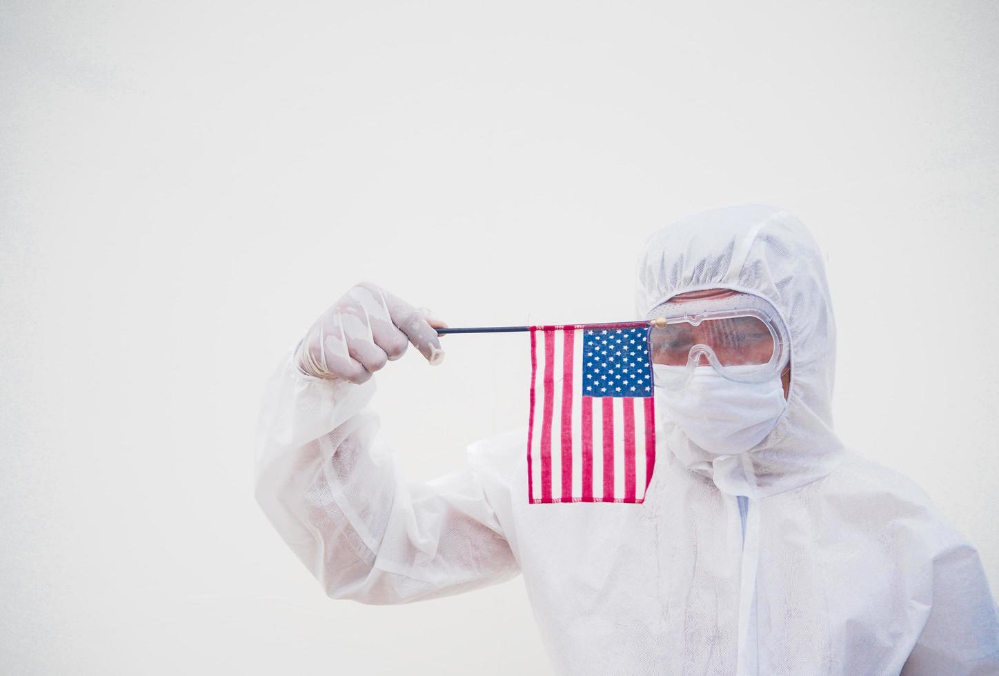 ritratto di medico o scienziato nel ppe suite uniforme Tenere nazionale bandiera di unito stati di America. covid-19 concetto isolato bianca sfondo foto