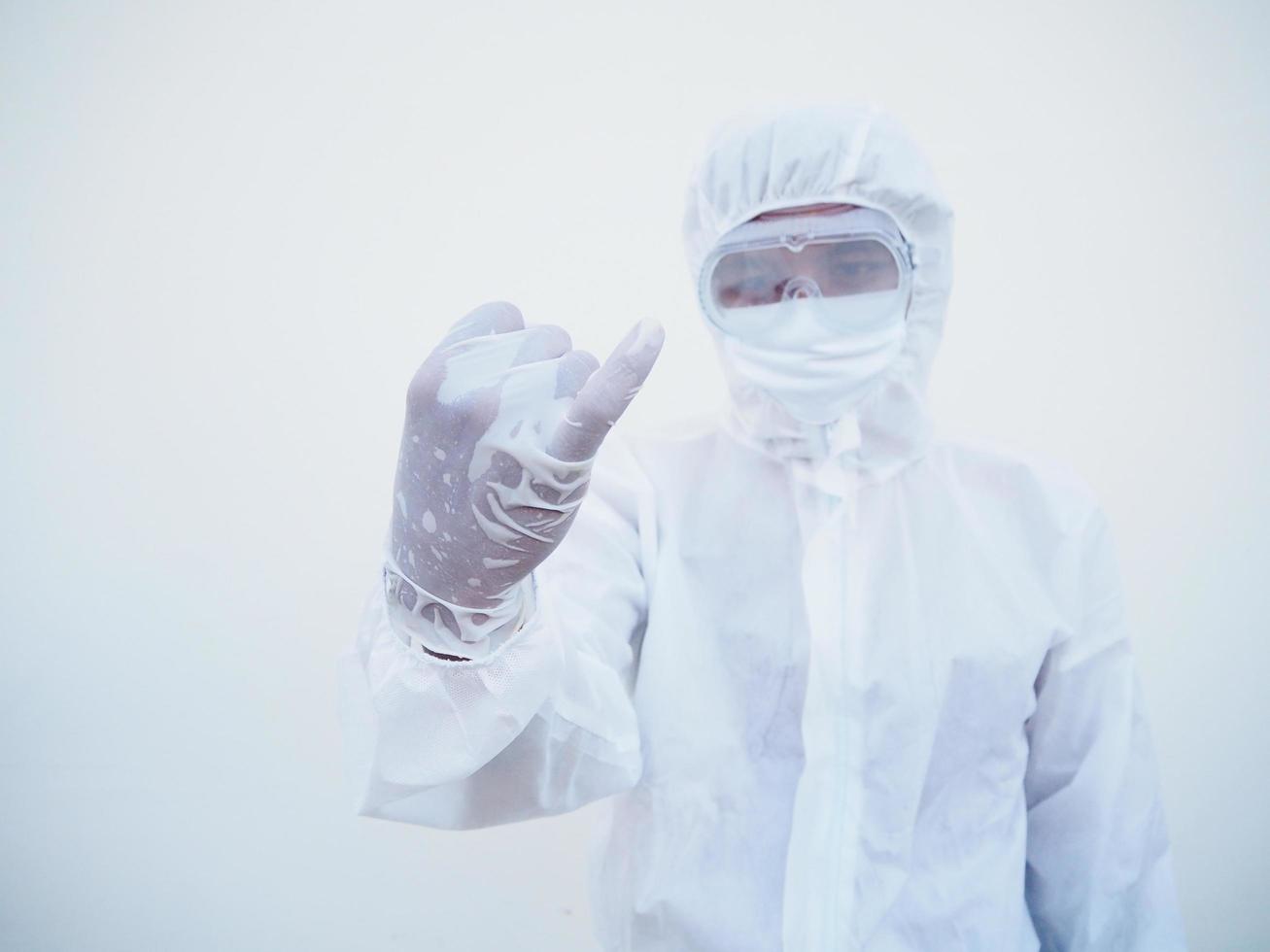 medico o scienziato nel ppe suite uniforme mostrando promettere mano cartello. coronavirus o covid-19 con guardare inoltrare isolato bianca sfondo foto