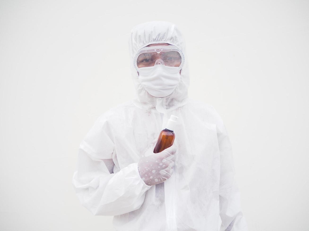 ritratto di medico o scienziato nel ppe suite uniforme Tenere plastica bottiglia con pelle cura Prodotto. covid-19 concetto isolato bianca sfondo foto