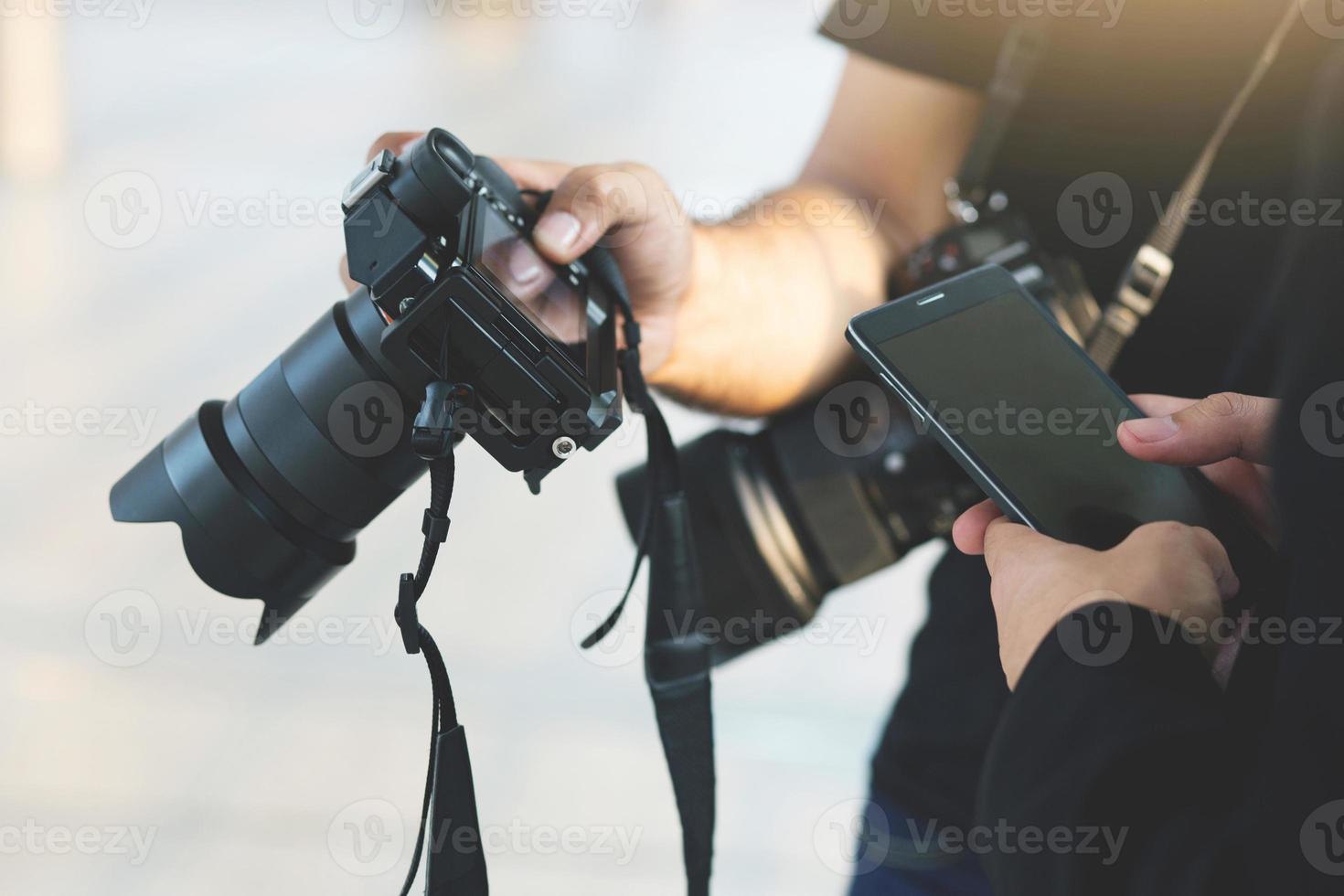 uomo Tenere telecamera indossare un' nero plaid. foto