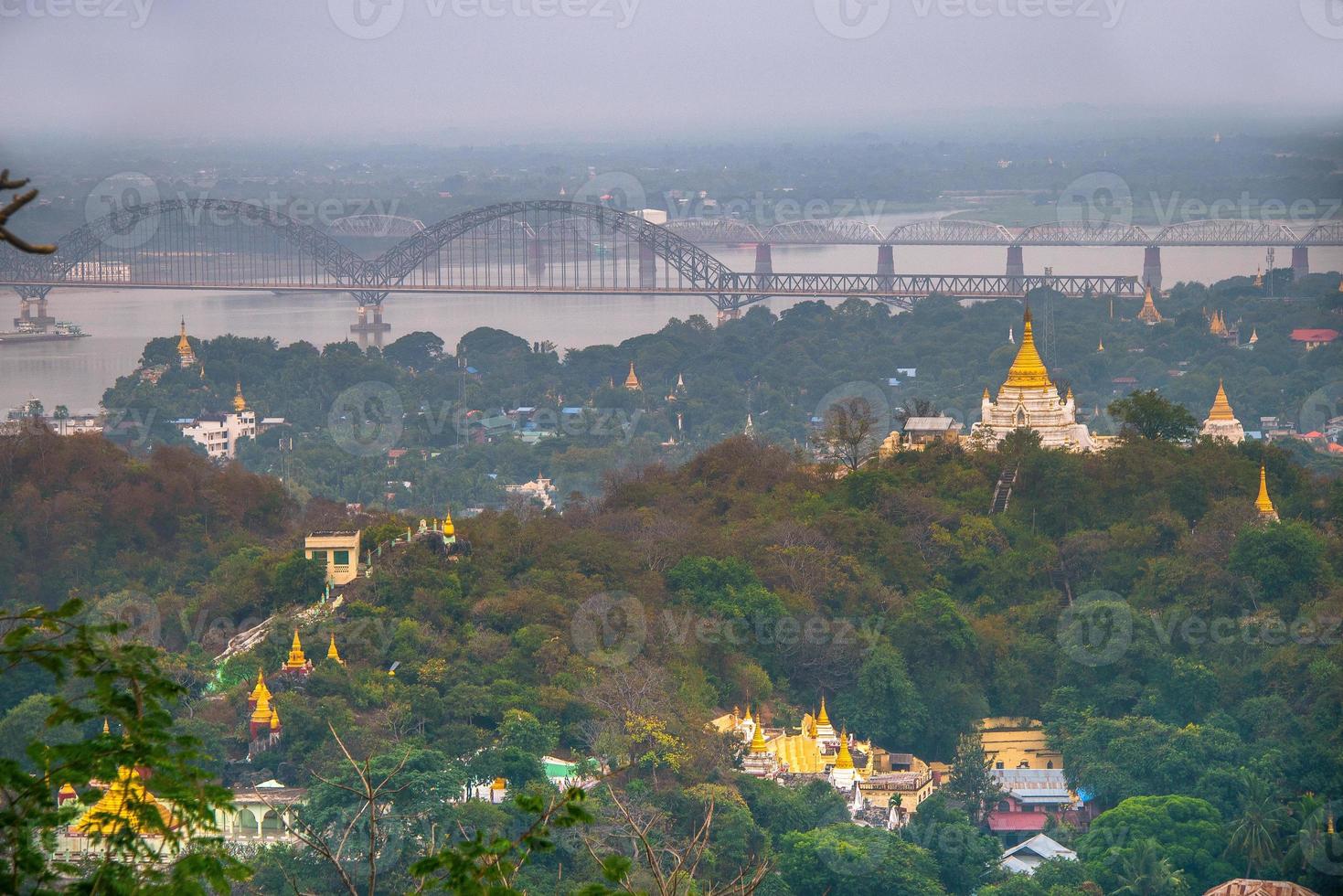 sagando collina con numerose pagode e buddista monasteri su il irrawaddy fiume, sagando, Myanmar foto