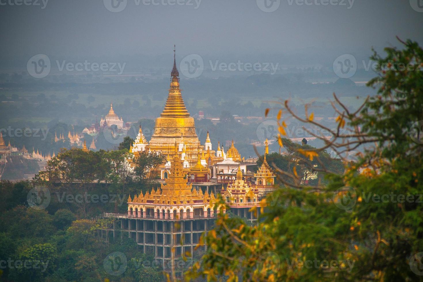 sagando collina con numerose pagode e buddista monasteri su il irrawaddy fiume, sagando, Myanmar foto