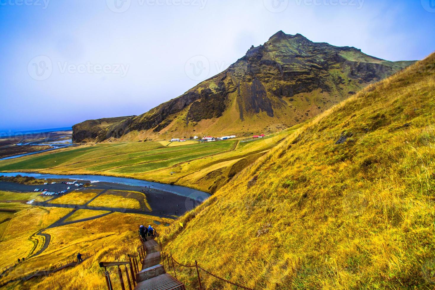 skogafoss, un' cascata situato su il skoga fiume nel il Sud di Islanda a il scogliere di il ex costa foto