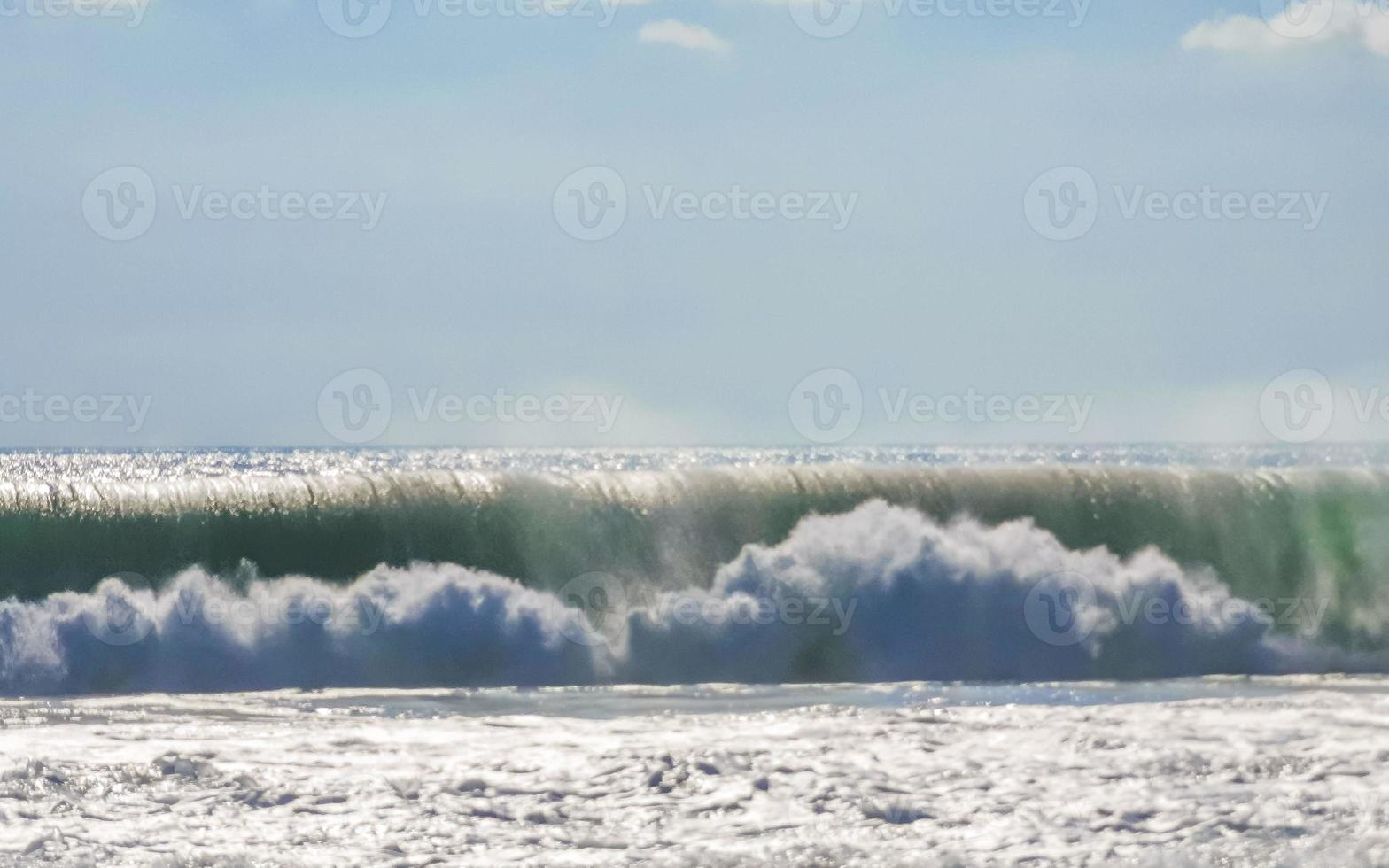 estremamente enorme grande surfer onde a spiaggia puerto escondido Messico. foto