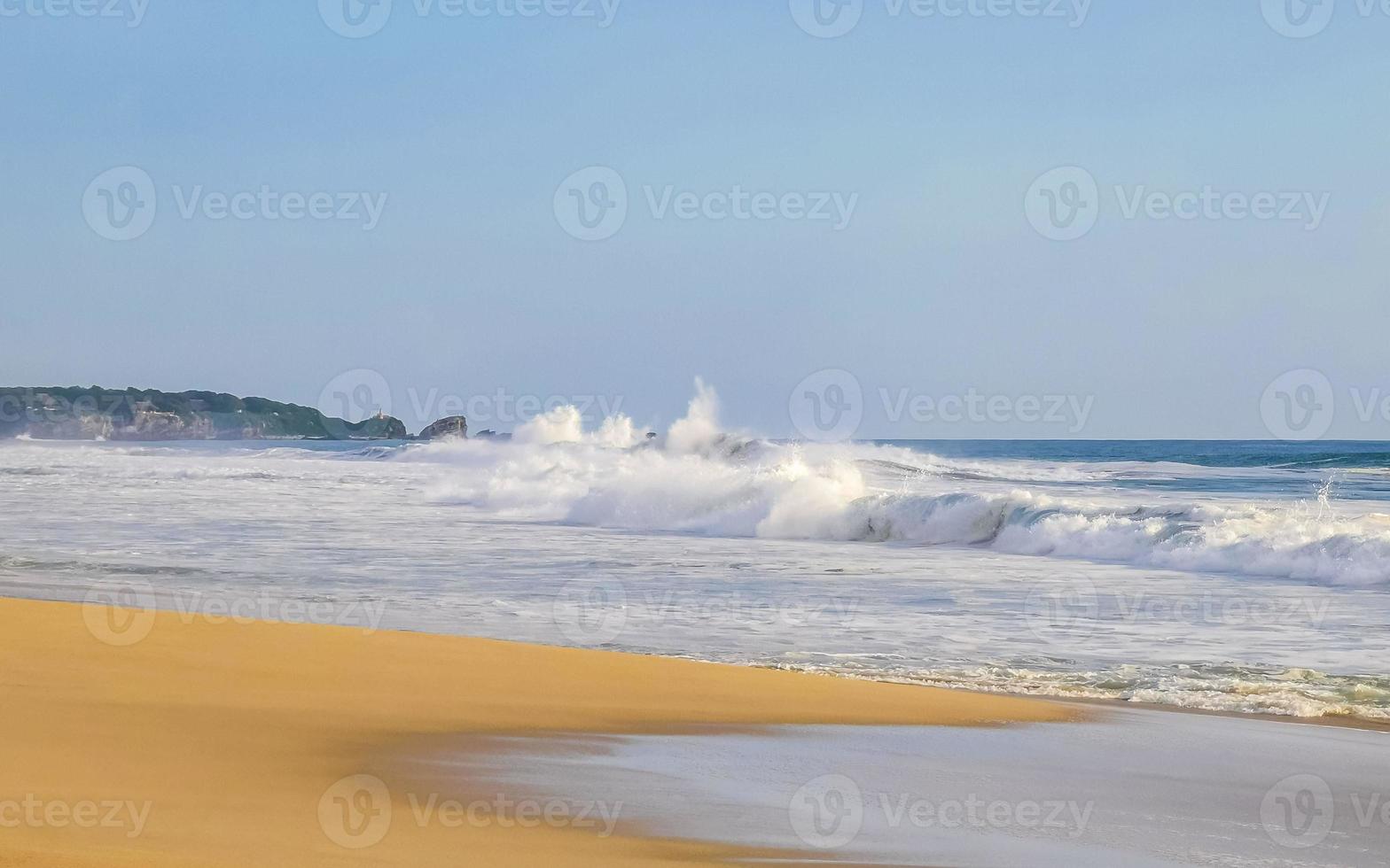 estremamente enorme grande surfer onde a spiaggia puerto escondido Messico. foto