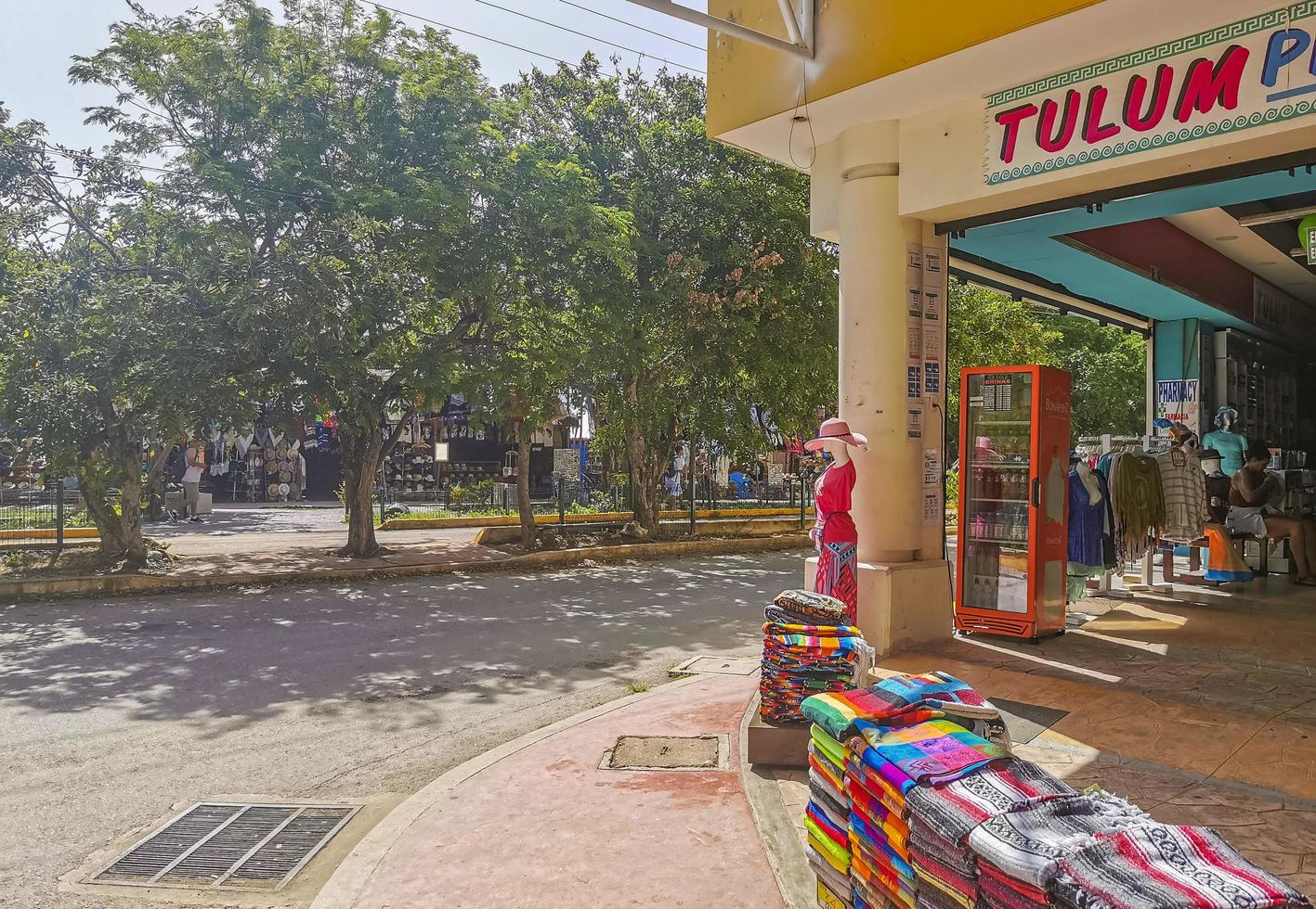 tulum quintana roo Messico 2022 tipico colorato strada strada barre ristoranti palme negozi tulum Messico. foto