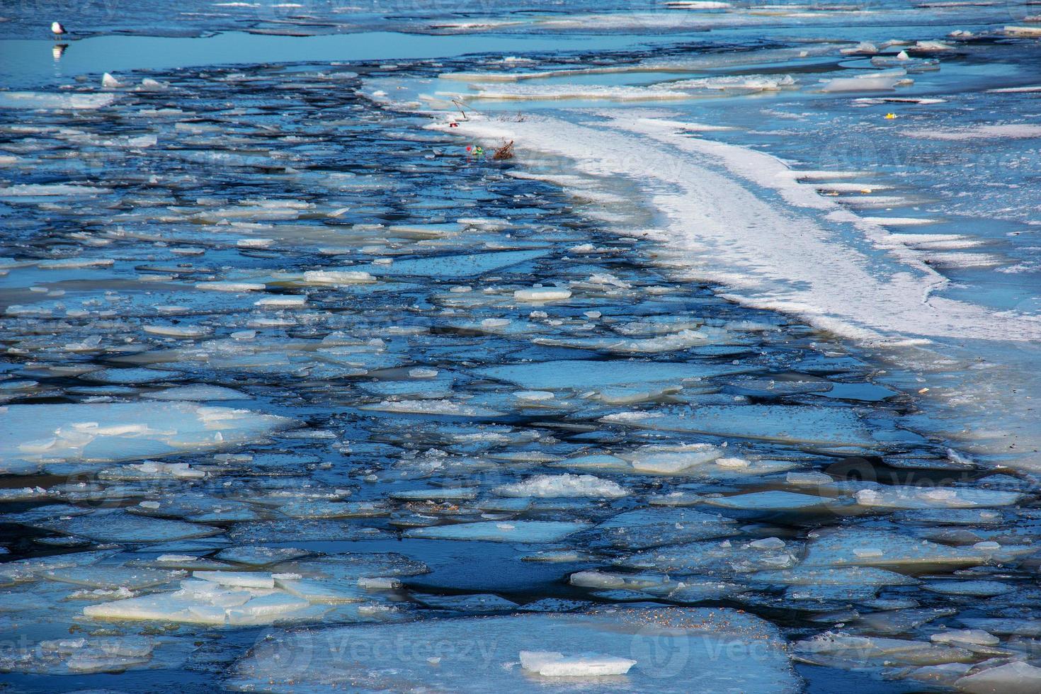 inverno natura sfondo con blocchi di ghiaccio su congelato acqua nel primavera. astratto sfondo di alla deriva ghiaccio su acqua foto