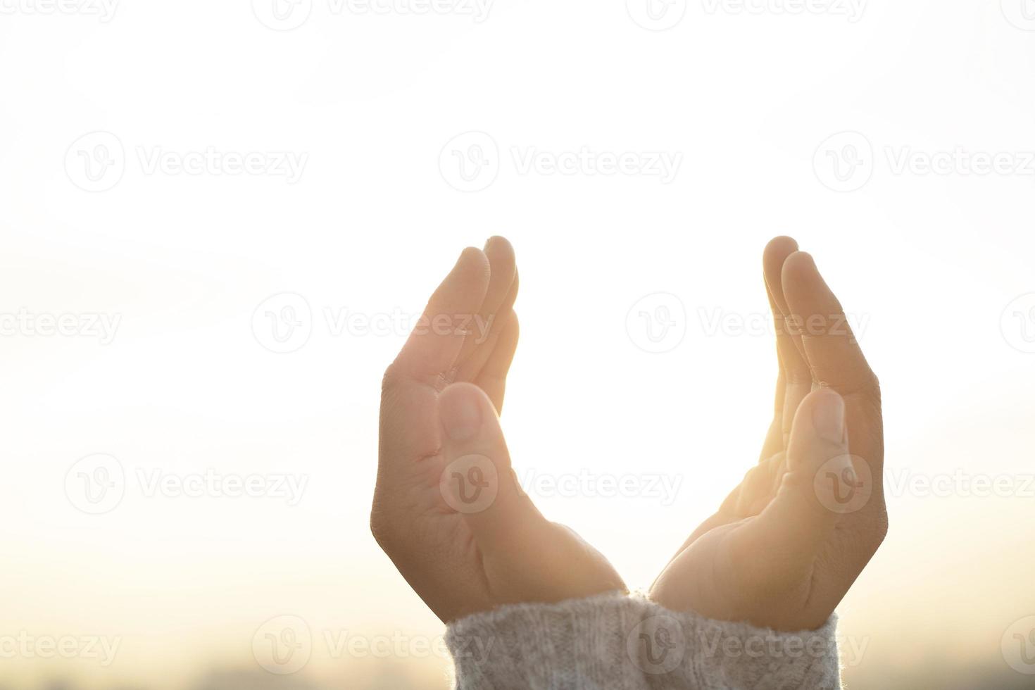 donne aumentare loro mani per Chiedi per benedizione a partire dal Dio. foto