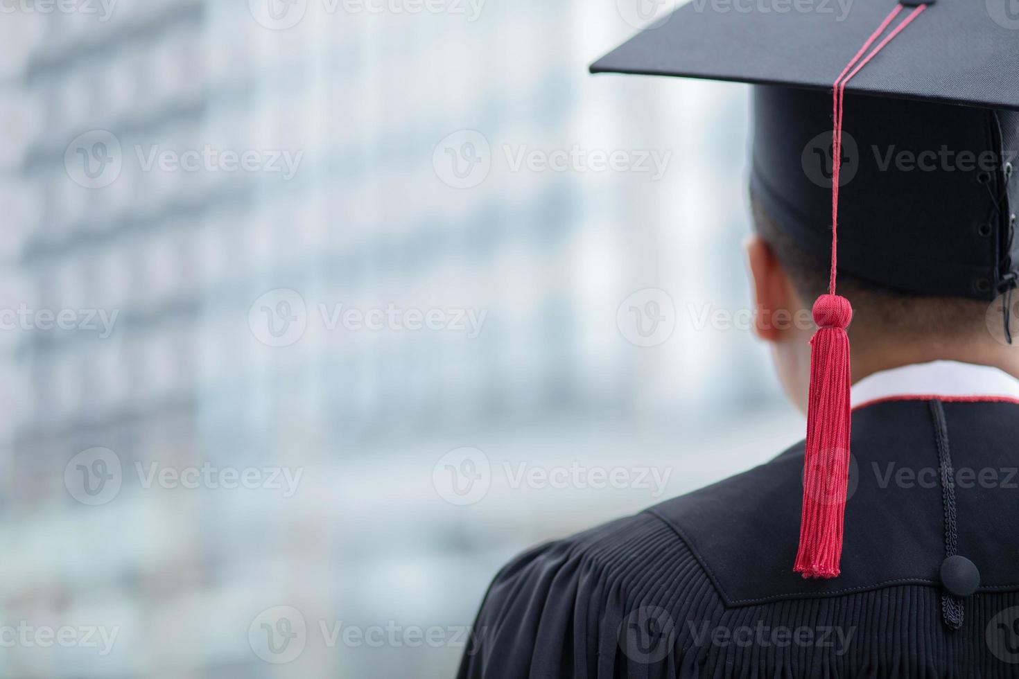 congratularsi il diplomato a il Università foto