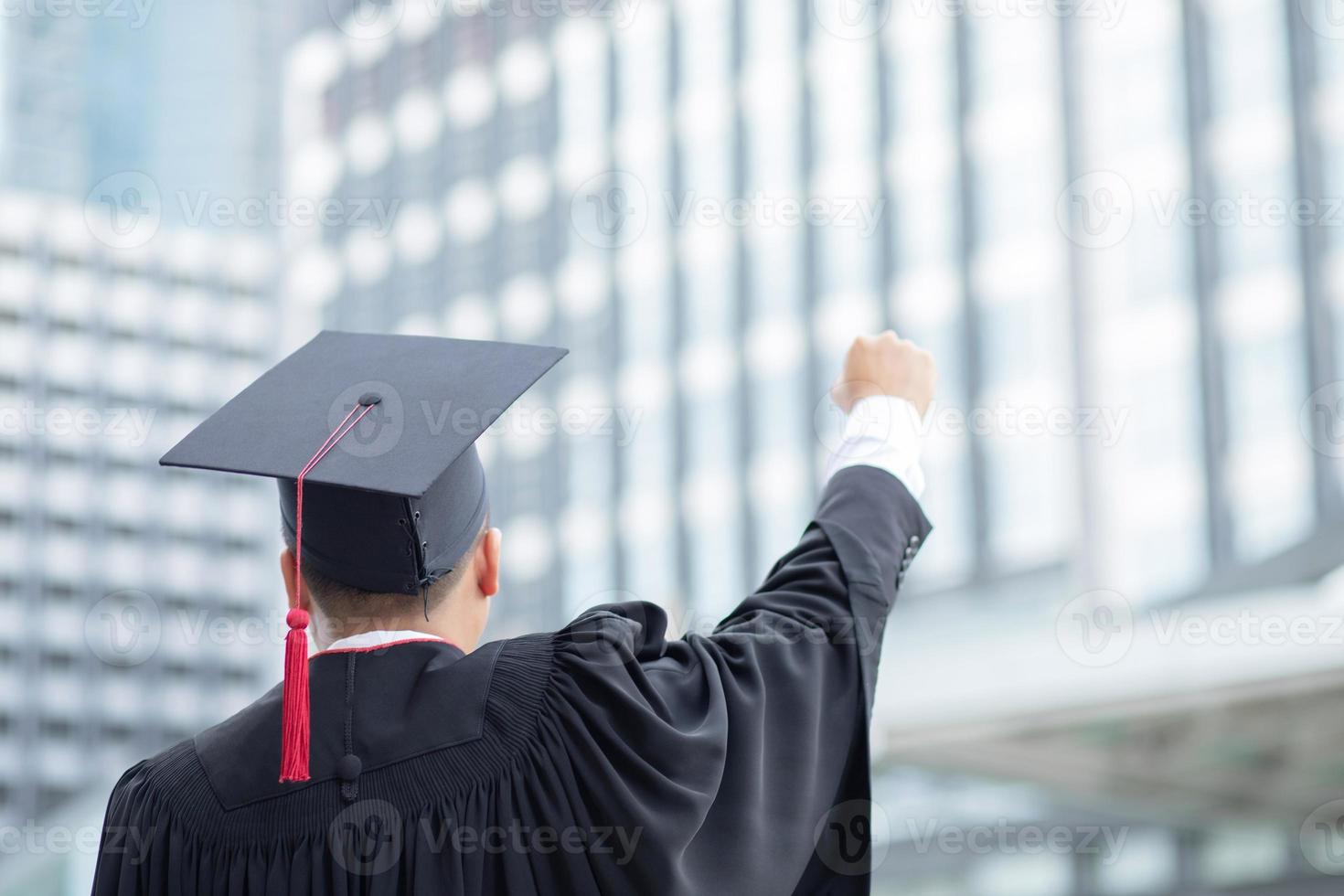 congratularsi il diplomato a il Università foto