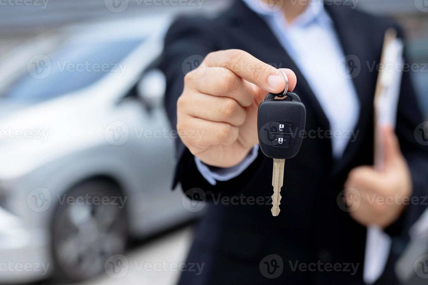 uomini d'affari avere concordato per acquistare - vendere nuovo macchine a il il motore mostrare. con un' speciale privilegio promozione foto