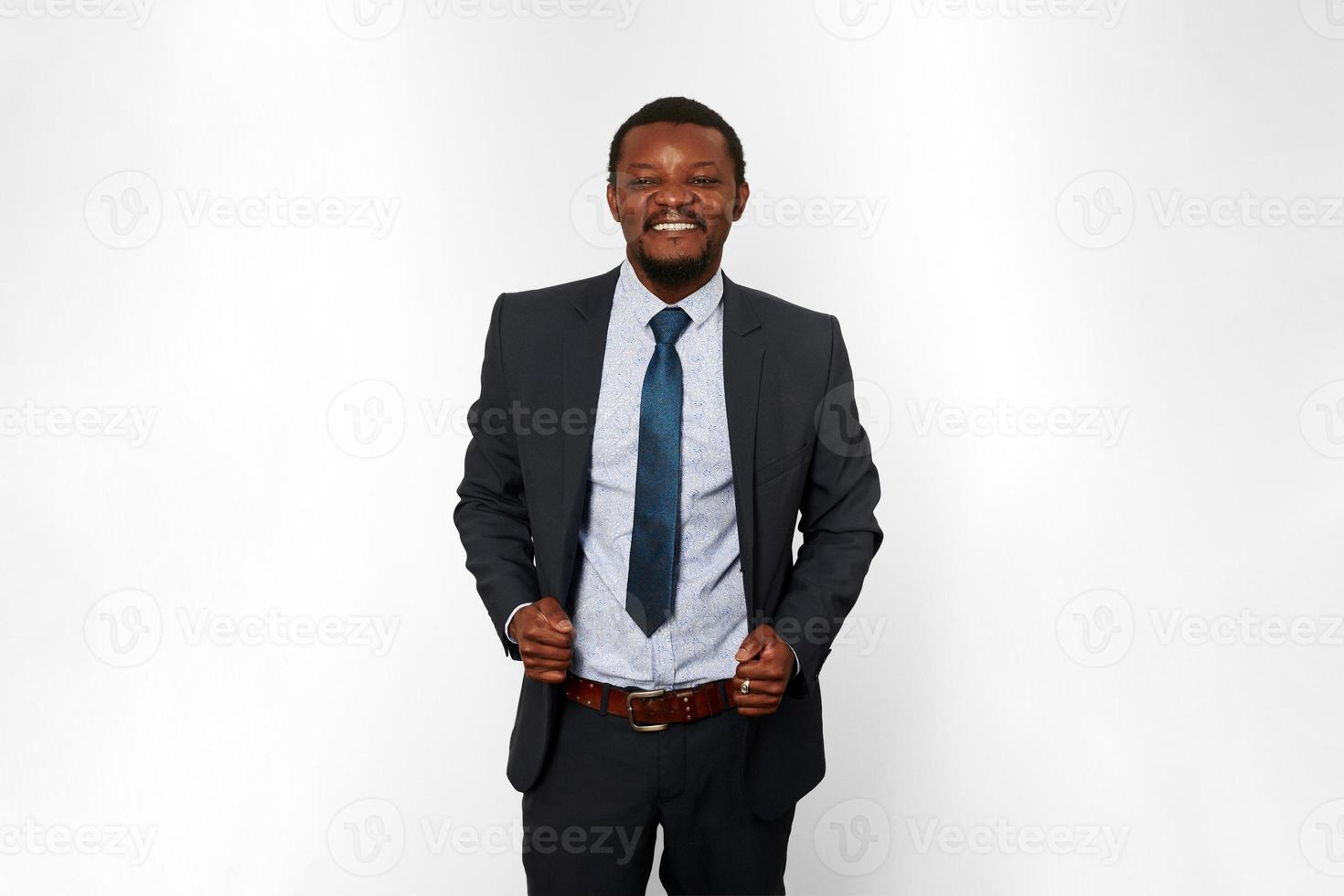 sorridente gioioso africano americano nero uomo nel attività commerciale completo da uomo isolato su bianca sfondo foto