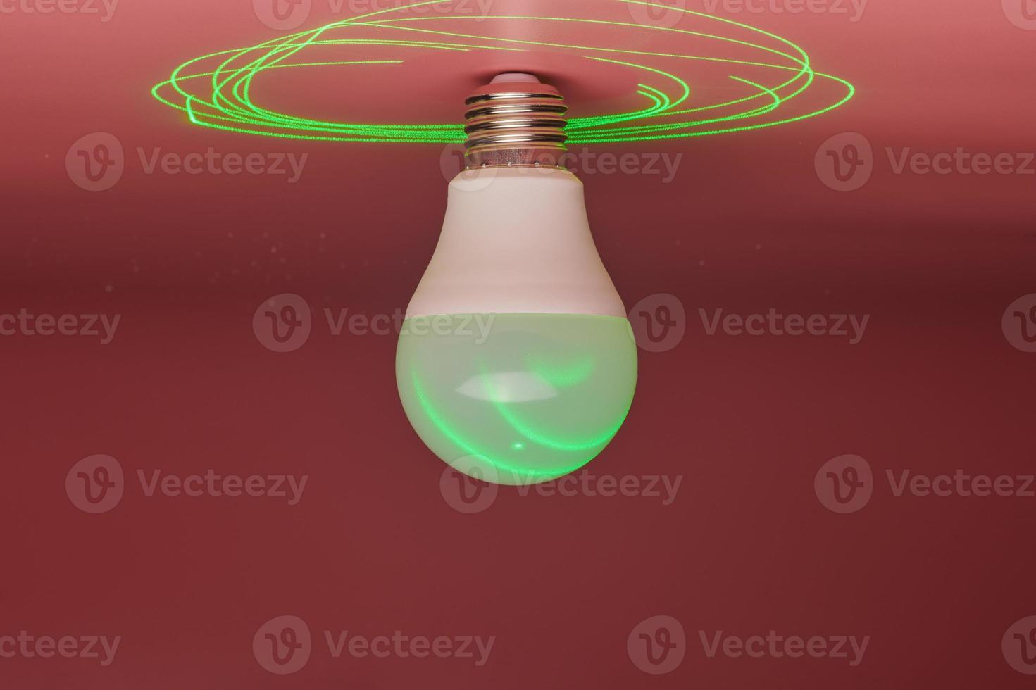 leggero lampadina e verde laser fascio intorno a, energia Salvataggio. minimo idea concetto. foto