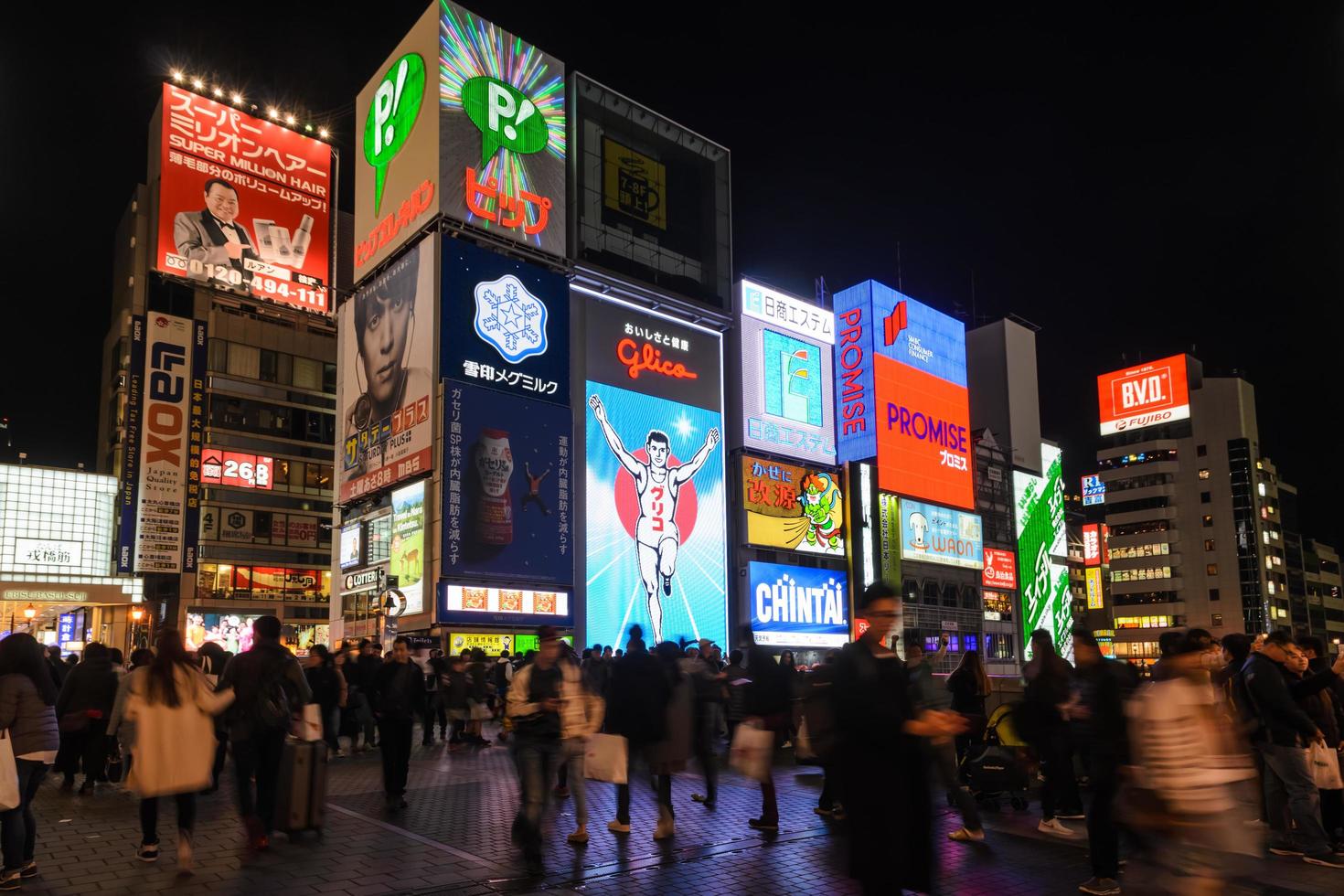 osaka, Giappone -2016 illuminato cartelloni a ebisu ponte su il dotonbori canale nel osaka, Giappone foto