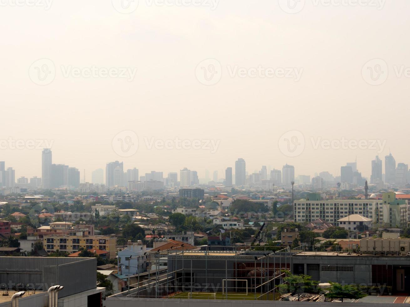 skyline urbano di paesaggio urbano nella nebbia o nello smog. immagine ampia e alta della città di Bangkok nello smog foto