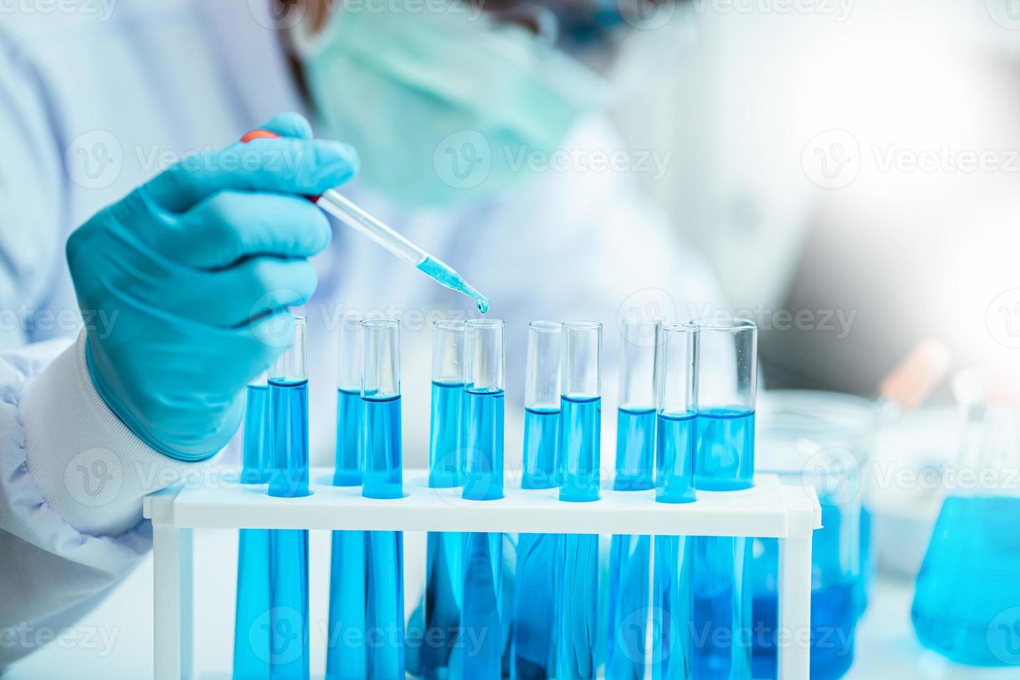 medico ricerca laboratorio. maschio scienziato analisi Avanzate scienza laboratorio dati per medicinale. biotecnologia. microbiologia sviluppo. ricercatori nel il laboratorio indossare sterile guanti e laboratorio. foto