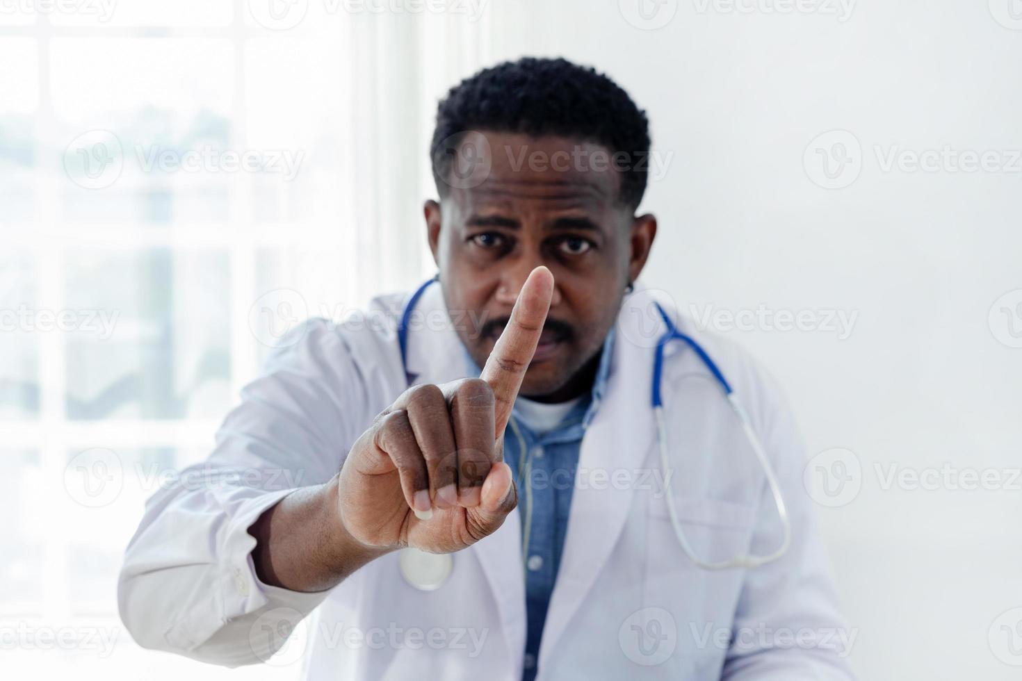 avvicinamento di un africano medico dito urgente il schermo. foto