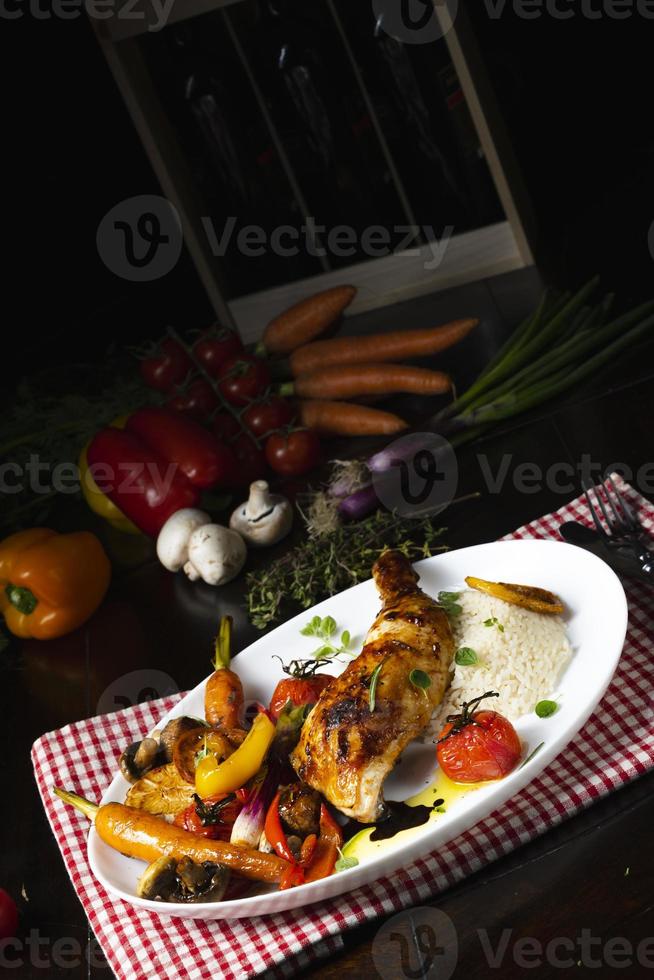 rustico fritte pollo gambe con assortito verdure e riso foto