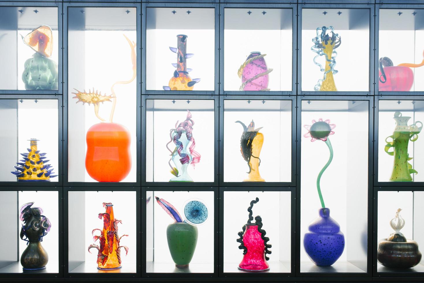 tacoma, Washington, Stati Uniti d'America. marzo 2021. arte oggetti fatto di bicchiere su il scaffali di il Museo. colorato vasi foto