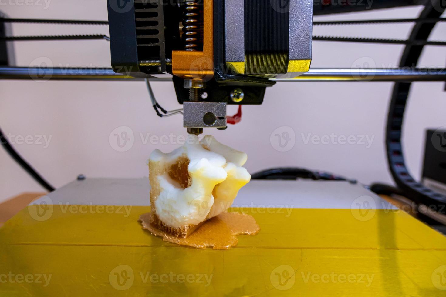 moderno 3d stampante stampa figura avvicinamento macro 3d stampante stampe un' vertebra foto