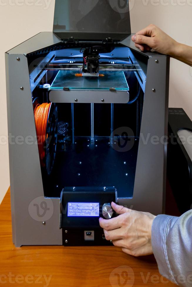 moderno 3d stampante stampa figura avvicinamento macro 3d stampante stampe con arancia plastica foto