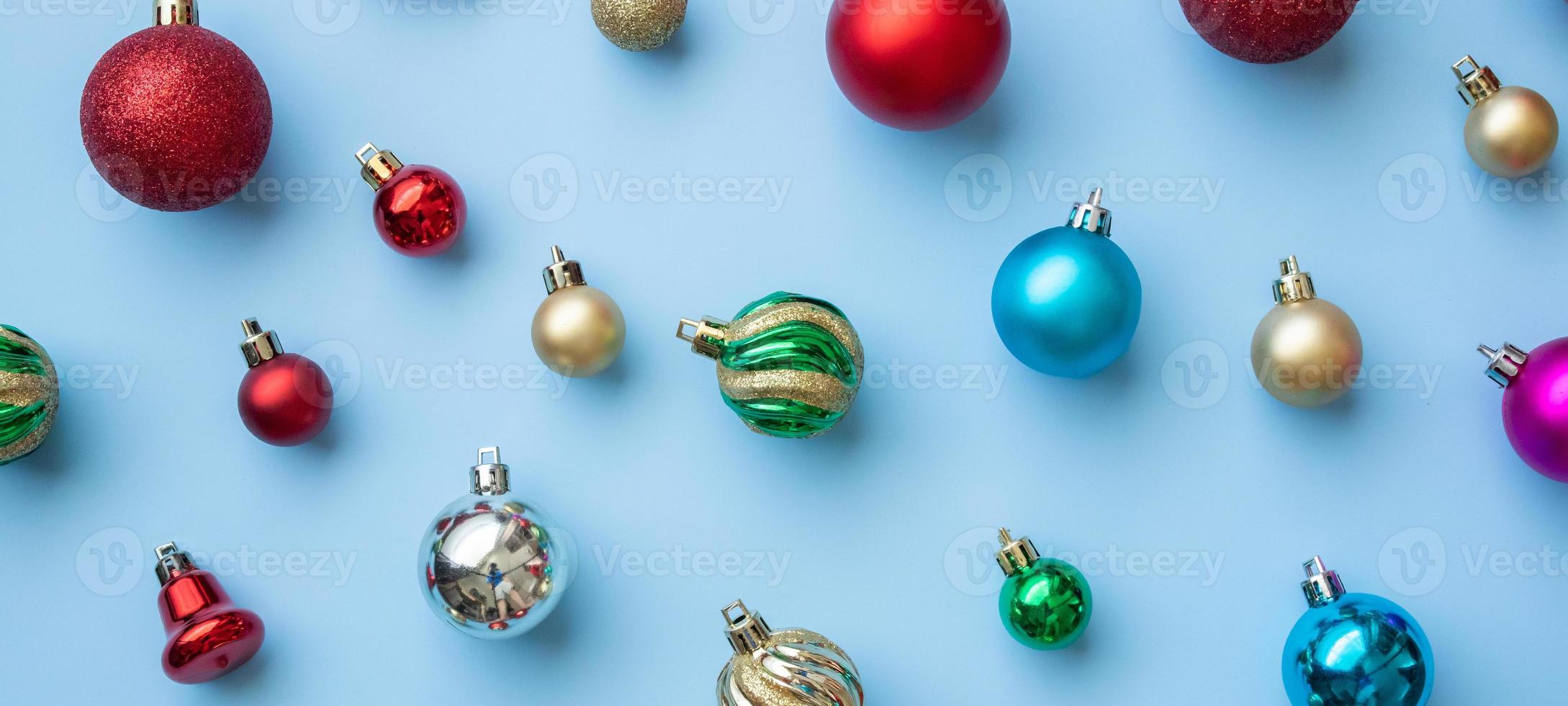 Natale palla fronzolo modello minimo flatlay su blu pastello sfondo superiore Visualizza foto