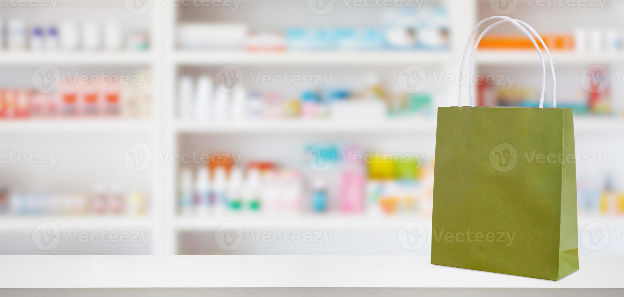 carta Borsa su farmacia farmacia contatore tavolo con medicina e assistenza sanitaria Prodotto su scaffali sfocatura sfondo foto