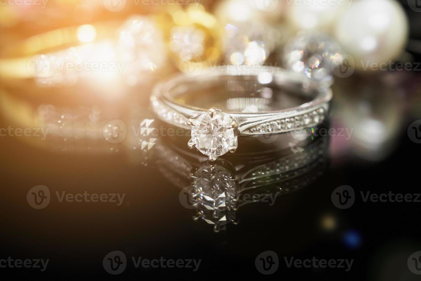 gioielleria diamante anelli con riflessione su nero sfondo foto