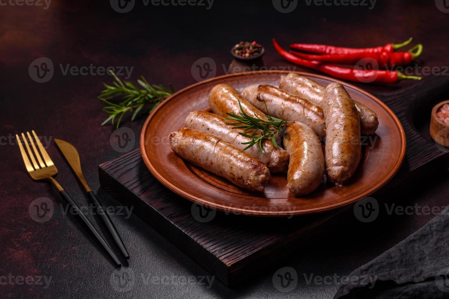 arrostito salsicce griglia con spezie e erbe aromatiche con sale e Pepe foto