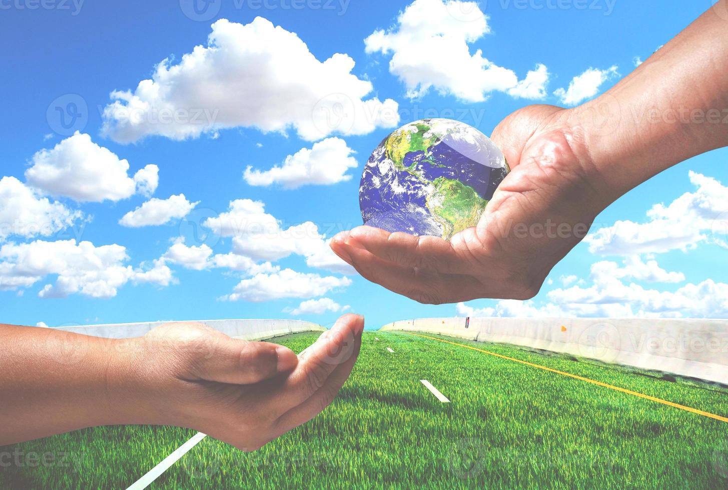 ambientale protezione concetto il mondo per il futuro. globo nel mano passato per il altro foto