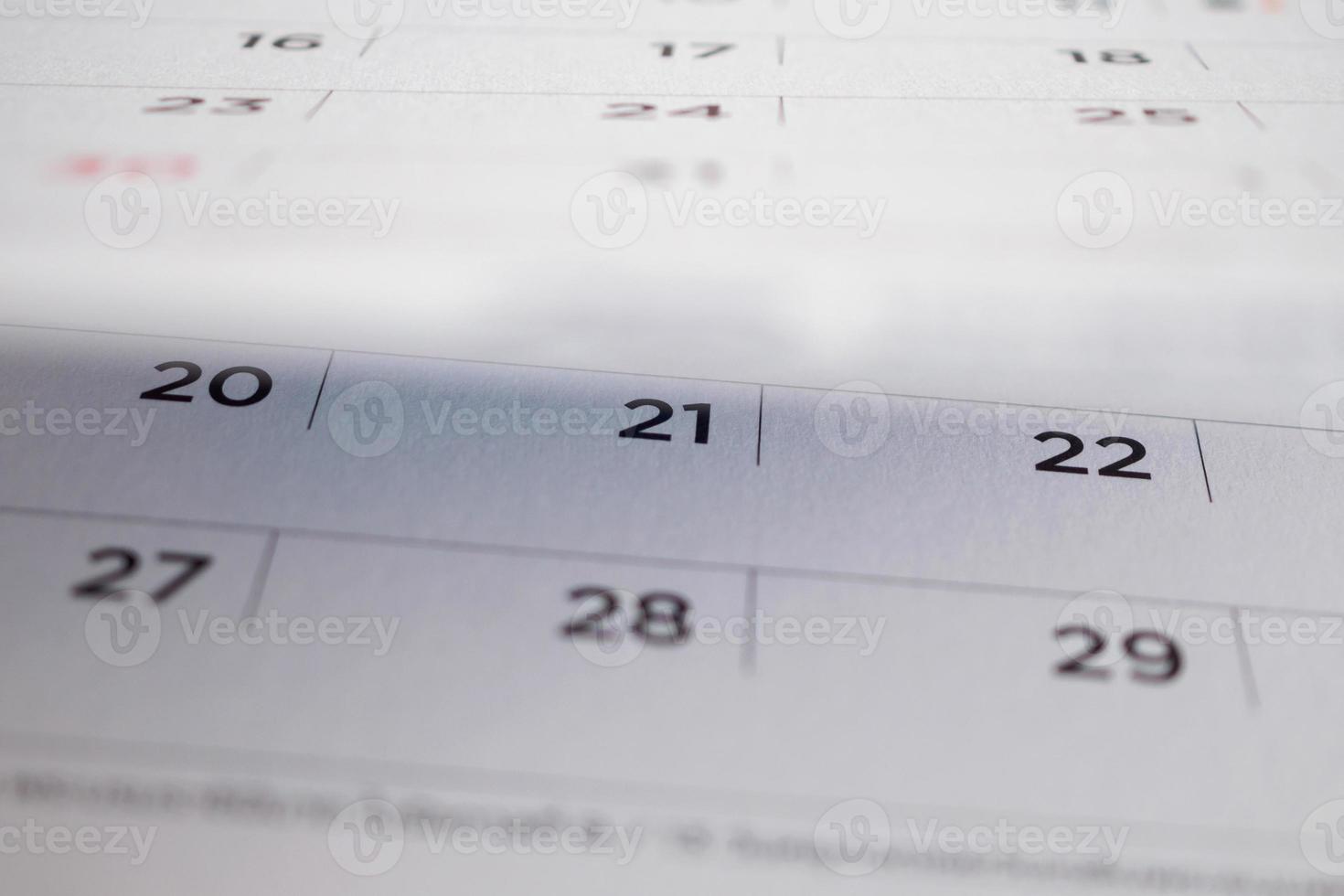 pagina del calendario sfogliando il foglio da vicino sullo sfondo foto