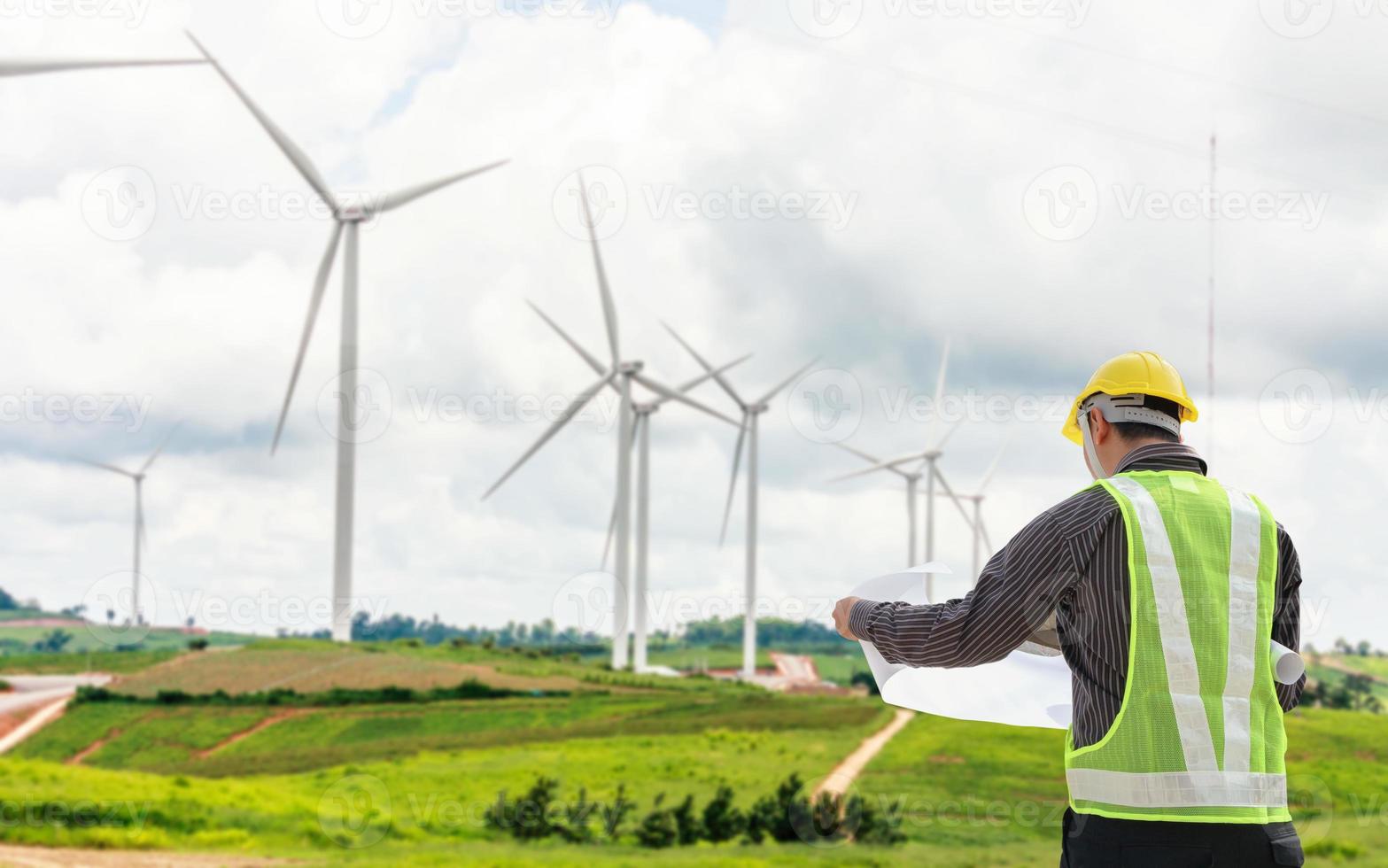 ingegnere lavoratore presso il cantiere della centrale elettrica di turbina eolica foto