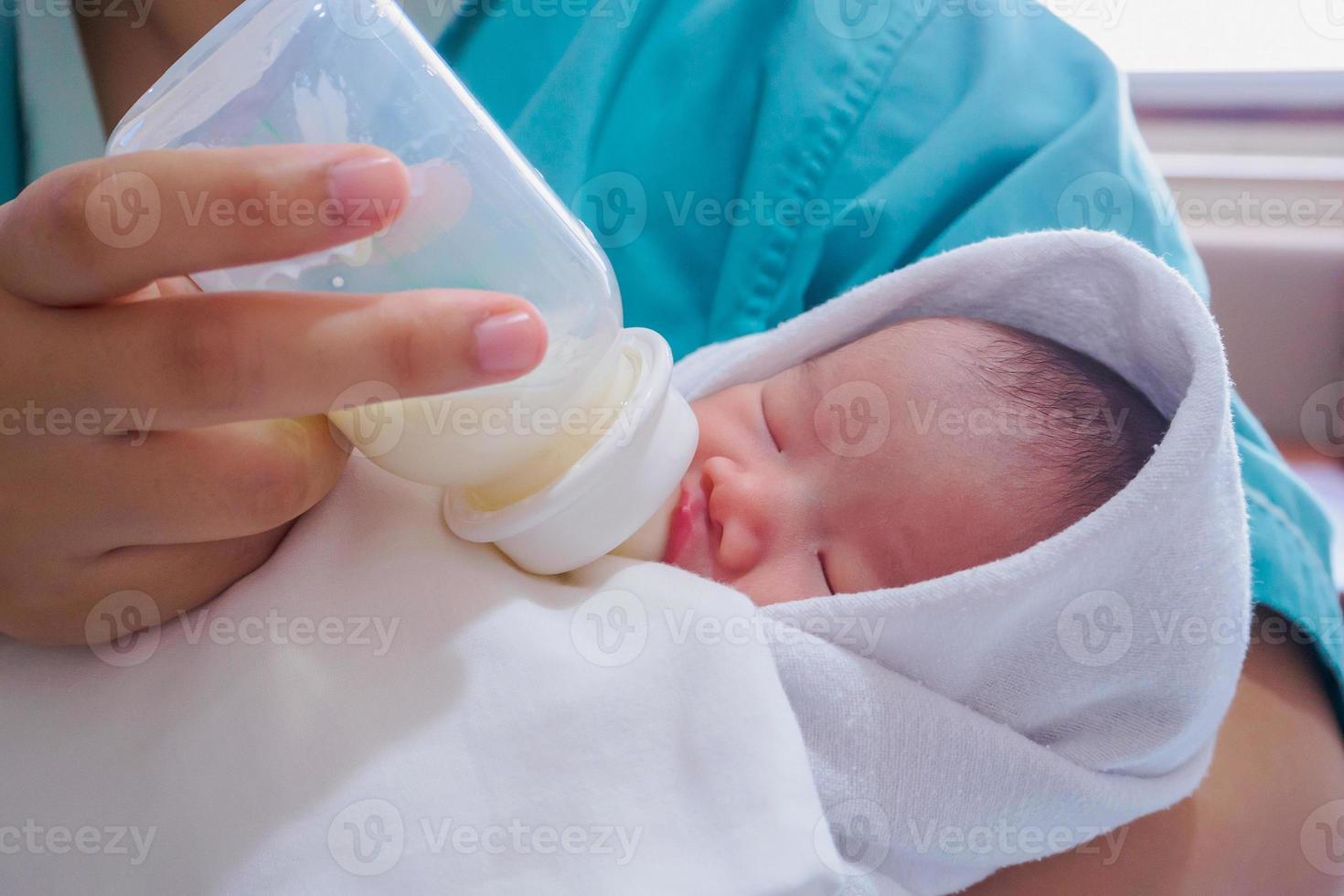 madre alimentazione neonato bambino a partire dal il bottiglia foto