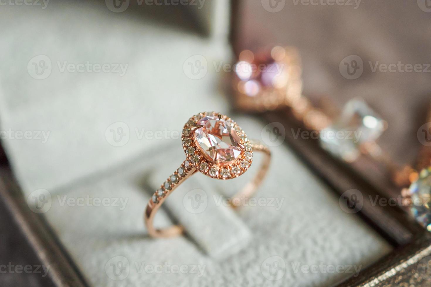 anello di diamanti di lusso in stile vintage portagioie foto