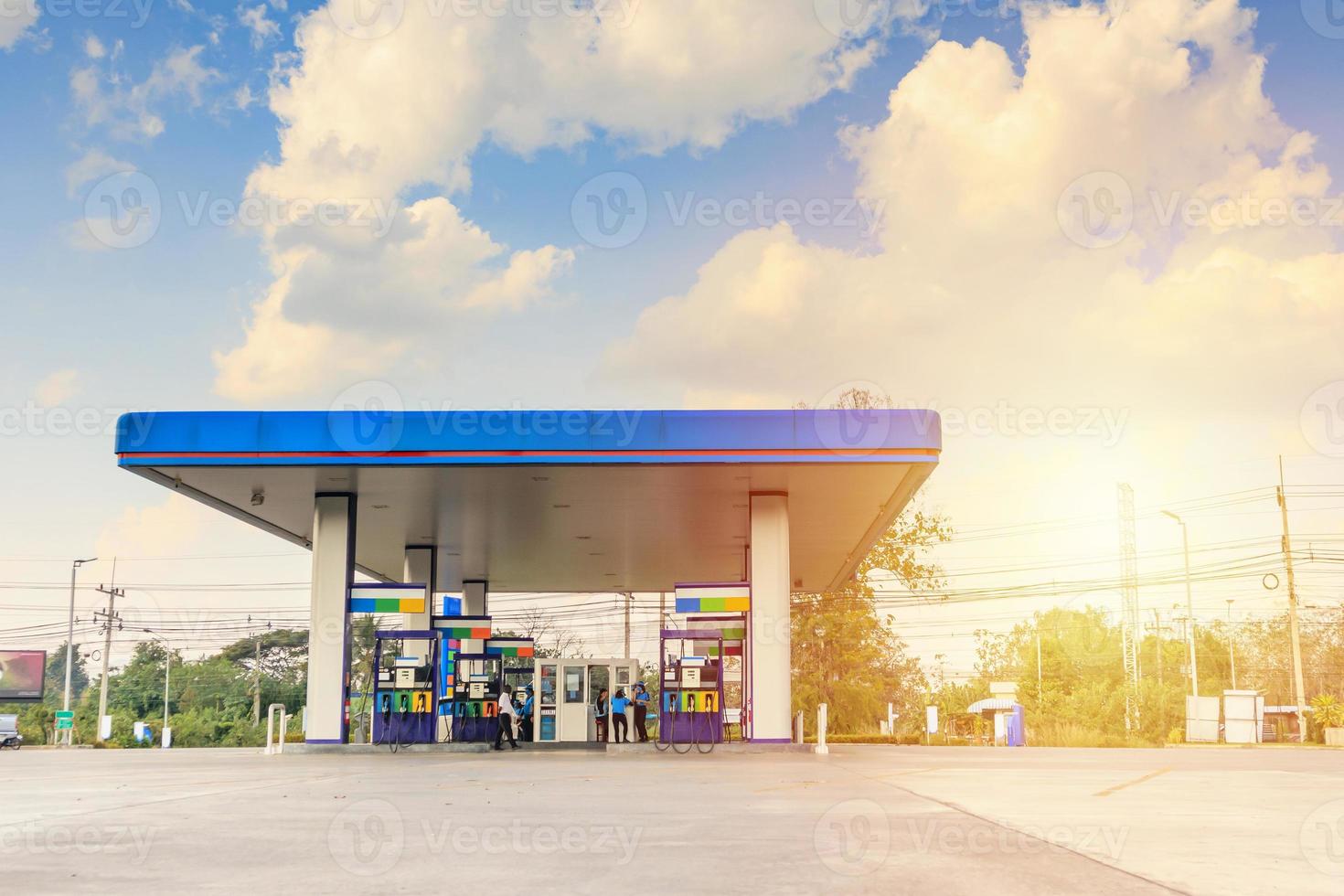 distributore di benzina a benzina con nuvole e cielo blu foto