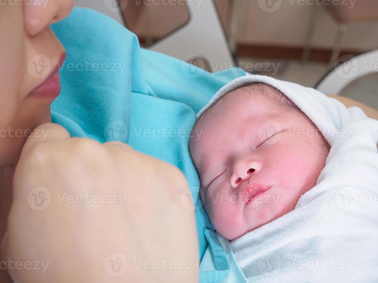 contento madre e neonato bambino a il ospedale foto