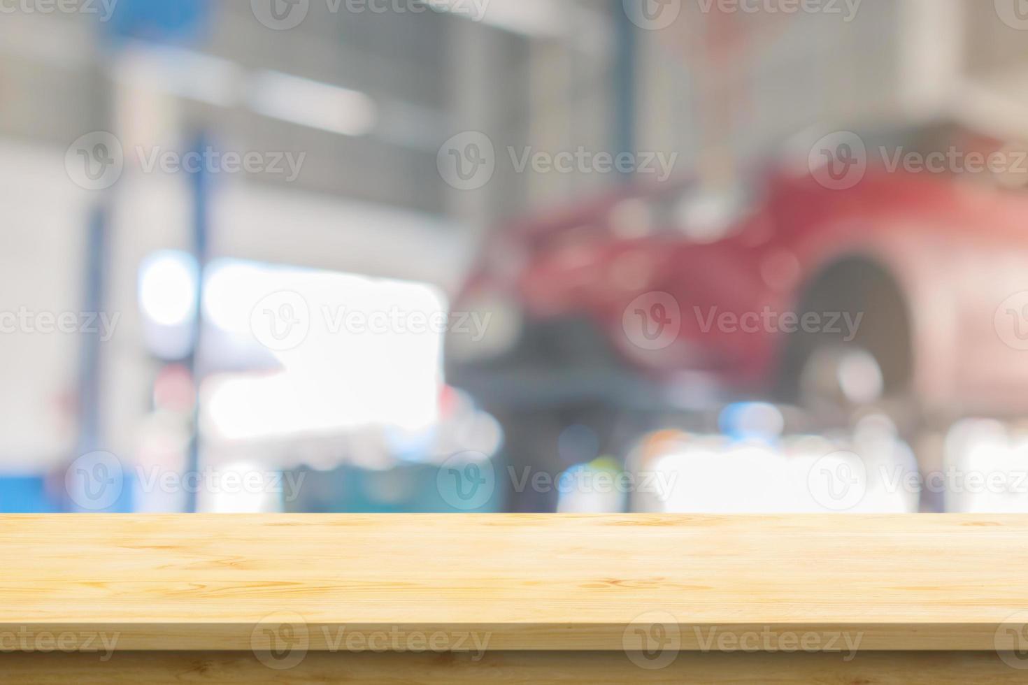 vuoto legna tavolo superiore con auto servizio centro auto riparazione laboratorio sfocato sfondo foto