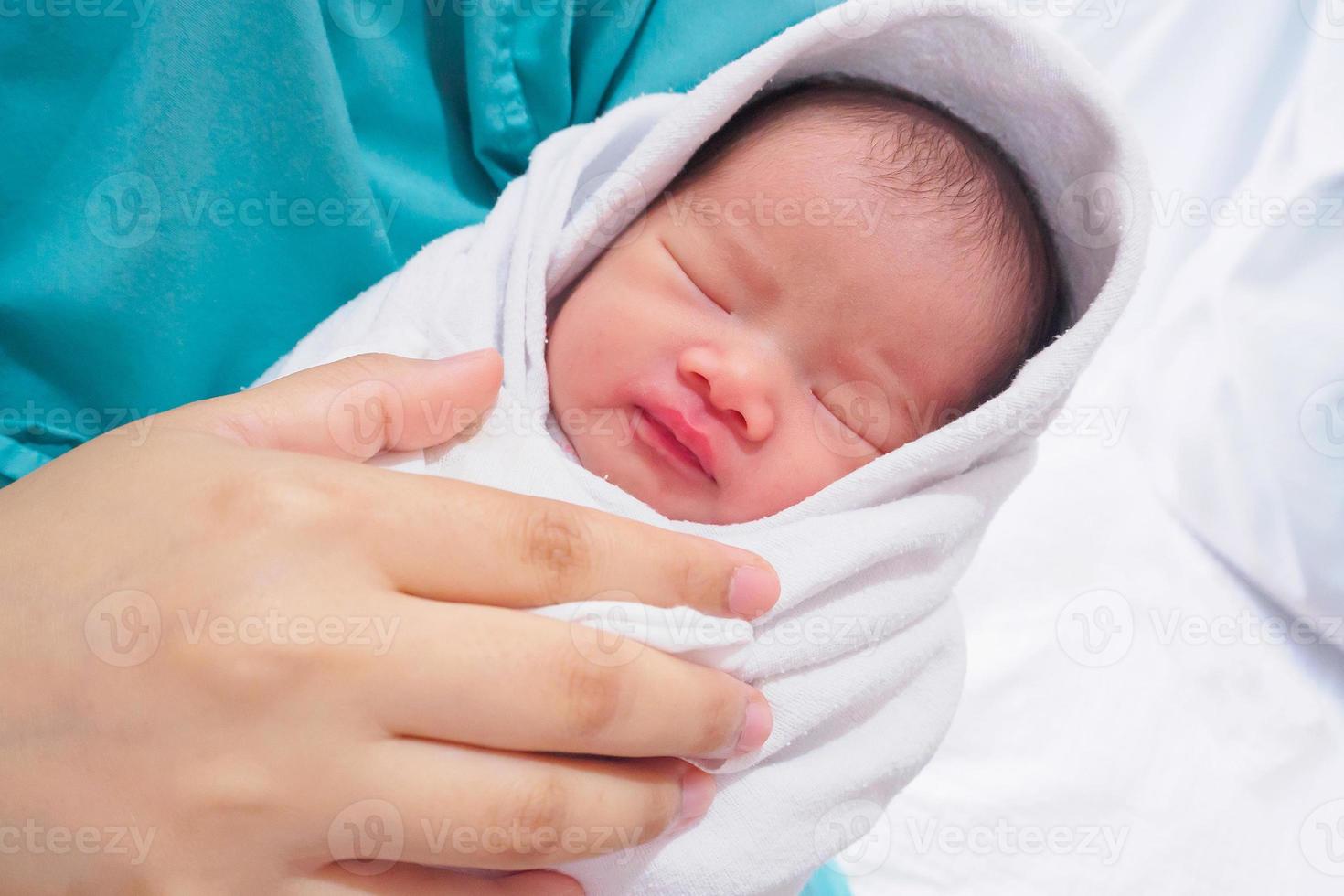 contento madre e neonato bambino a il ospedale foto