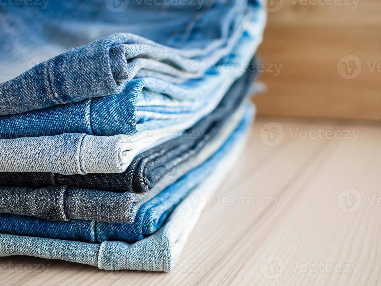 denim blu jeans pila su legna tavolo sfondo foto