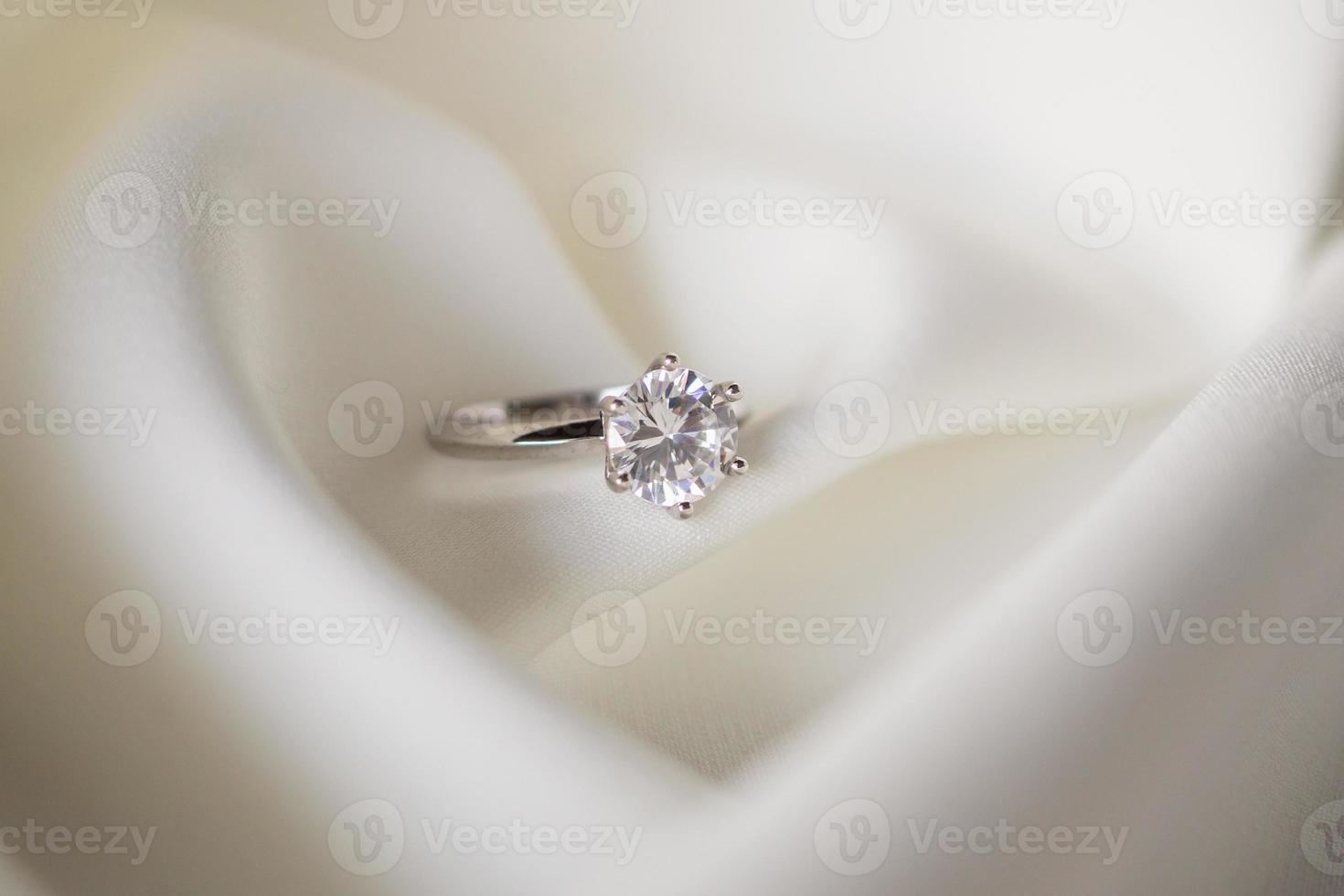 gioielli matrimonio anello di diamanti vicino foto