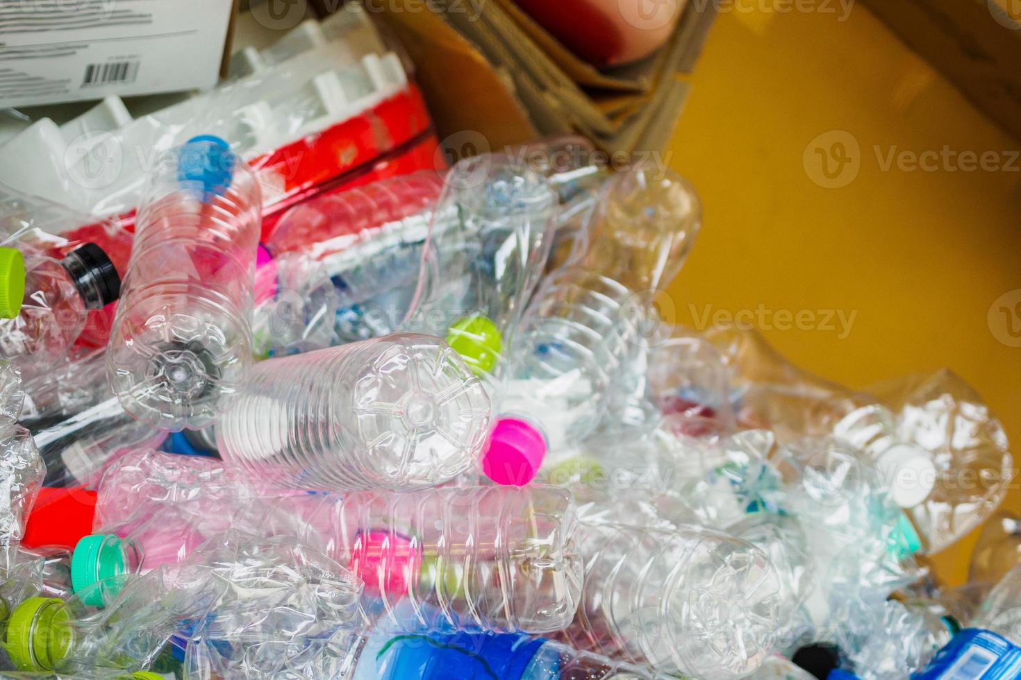 plastica bottiglie e cartone carta nel riciclare spazzatura stazione vicino su foto