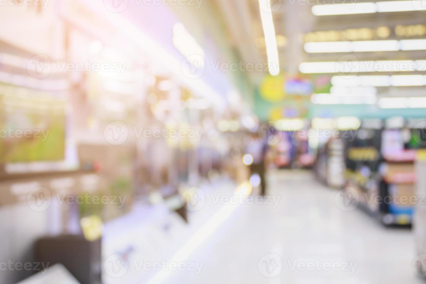 programma televisivo nel grande magazzino elettronico nel centro commerciale sfondo sfocato foto