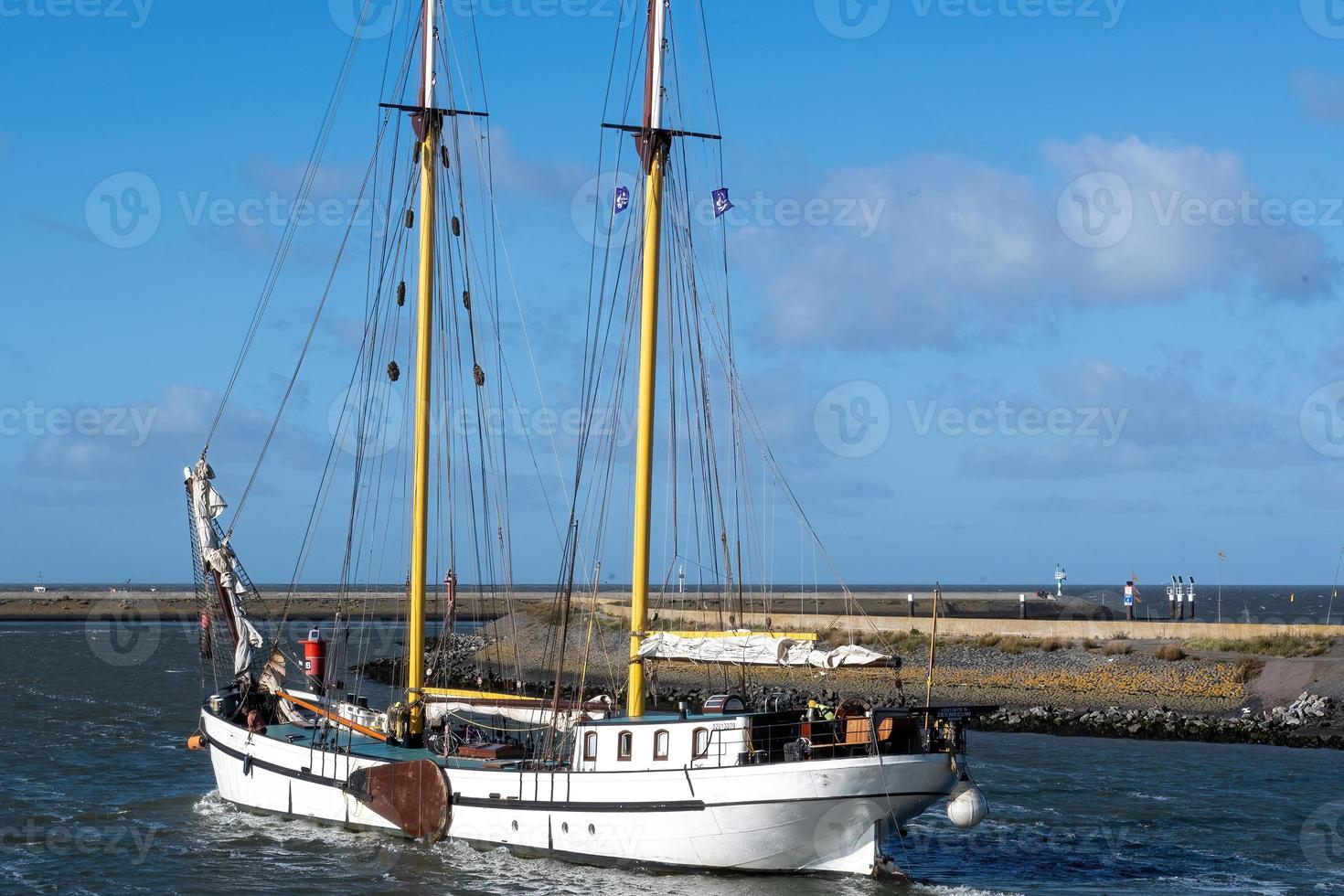 andare in barca barca nel il porto foto