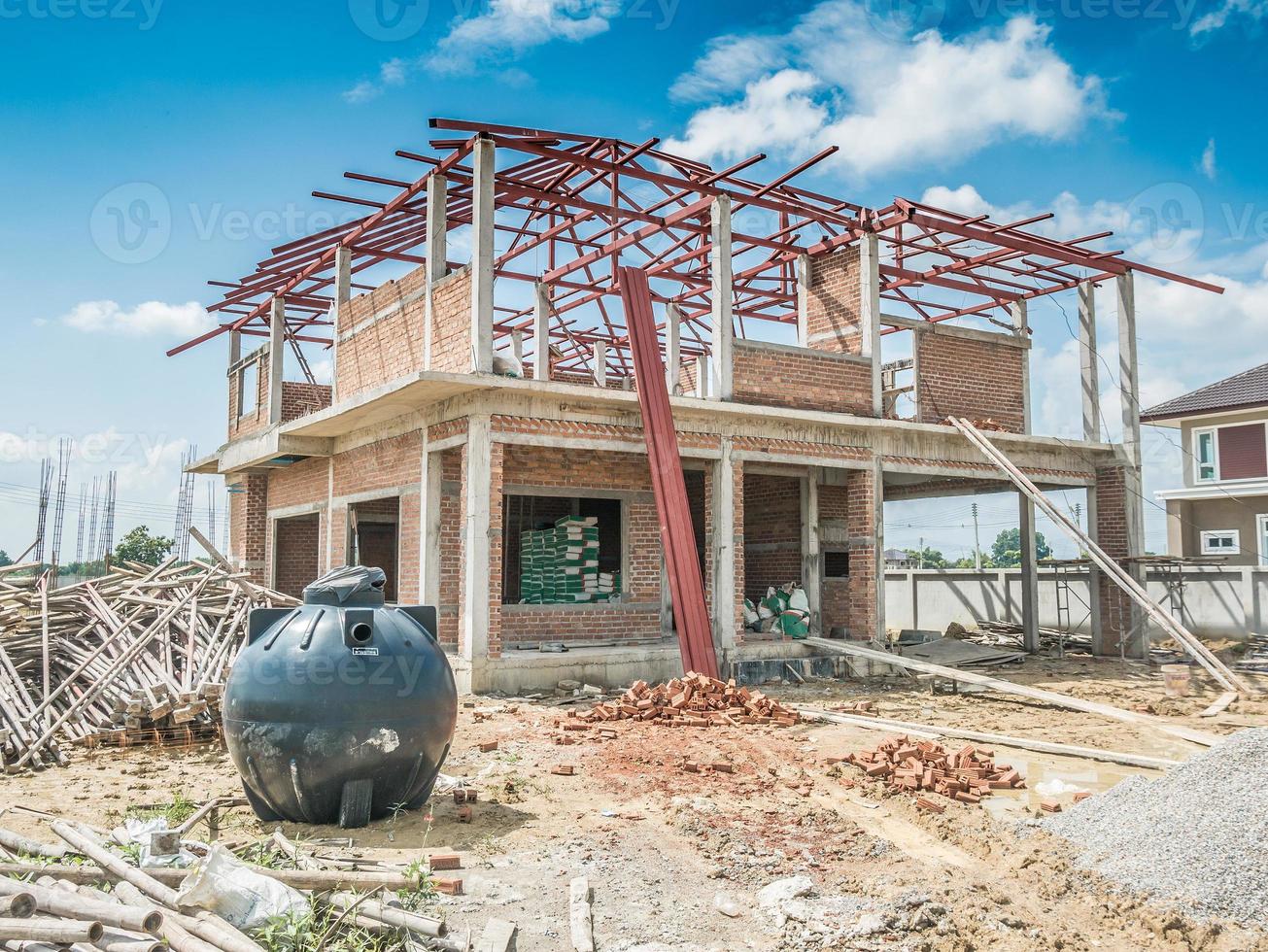 struttura dell'edificio della casa al cantiere con nuvole e cielo blu foto