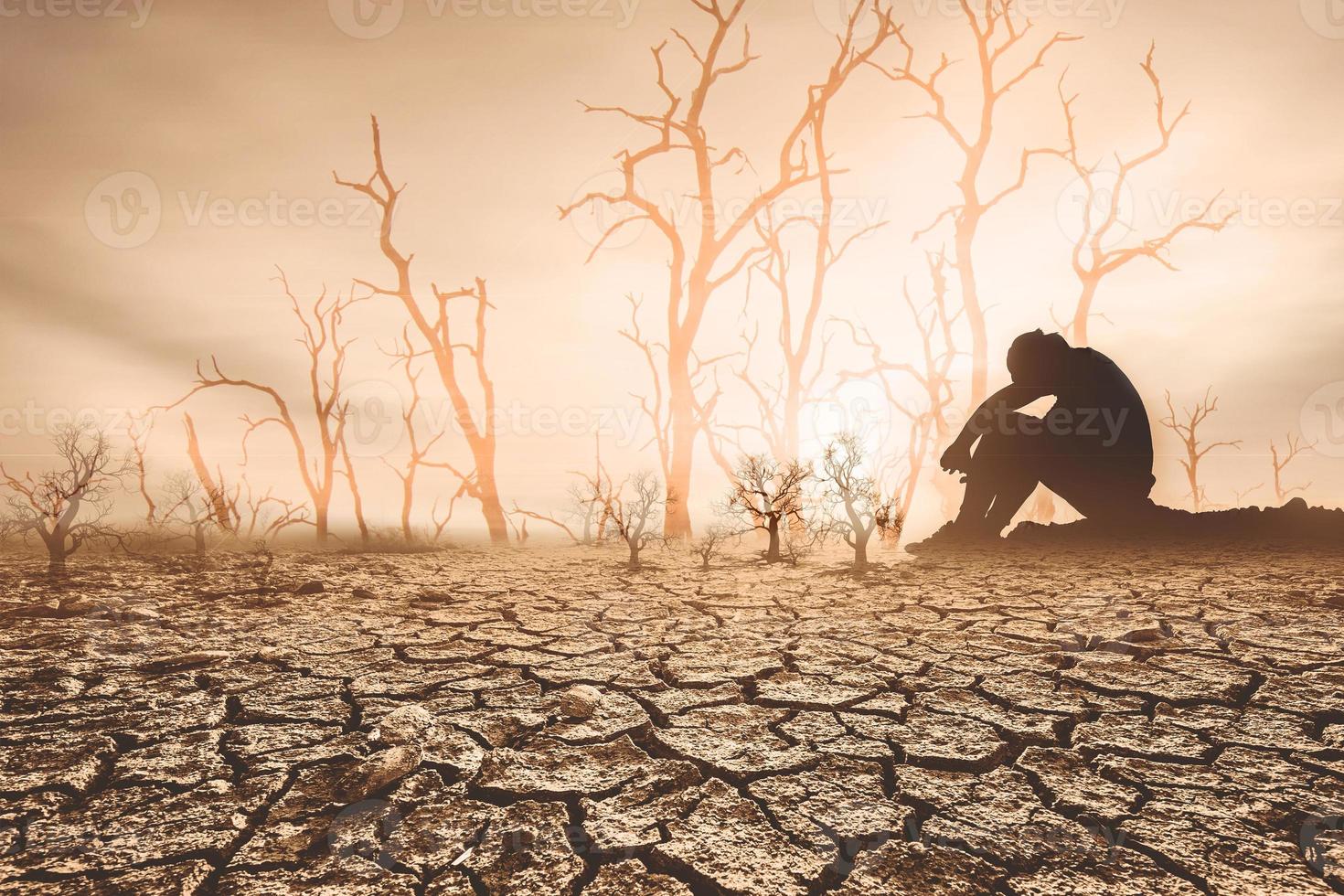 concetto di riscaldamento globale e siccità le persone sedevano in lutto per la siccità. un mondo senza acqua e senza cibo. crisi idrica e alimentare foto