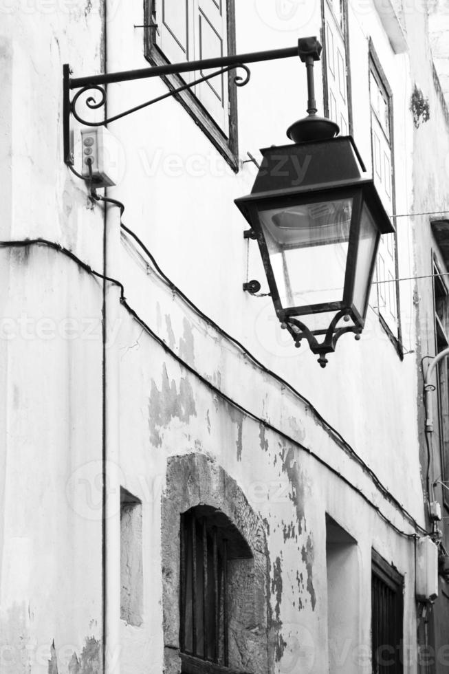 vecchio strada lanterna nel europeo strada foto