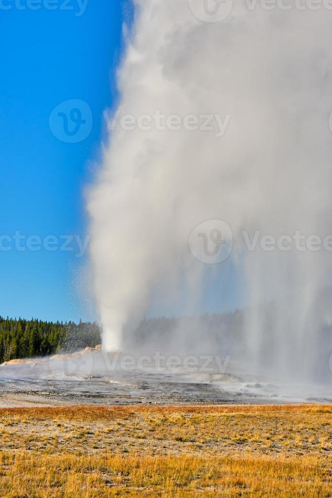 vecchio fedele cono scaldabagno nel Yellowstone nazionale parco foto