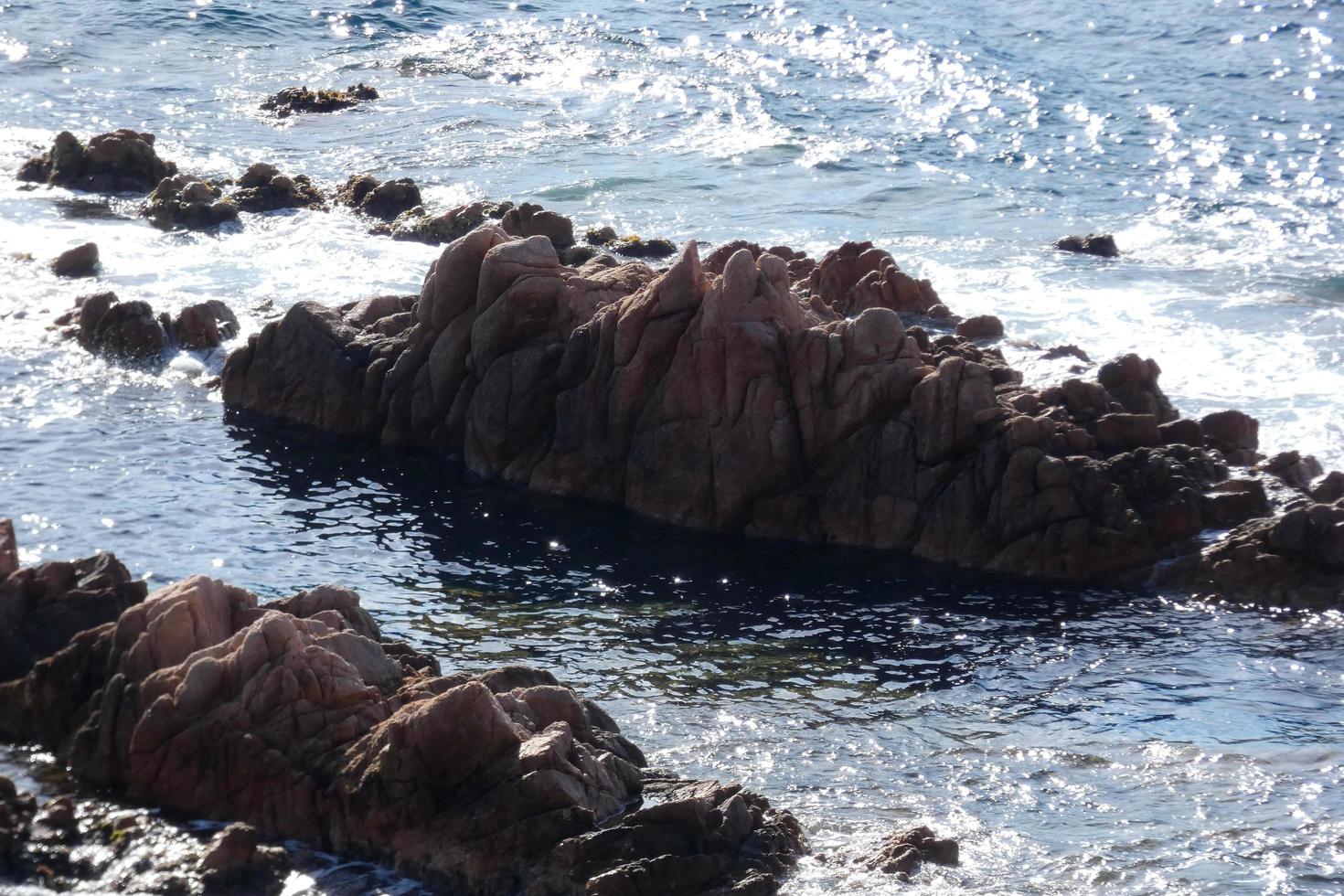 pini, rocce e scogliere su il catalano costa brava nel il mediterraneo mare foto